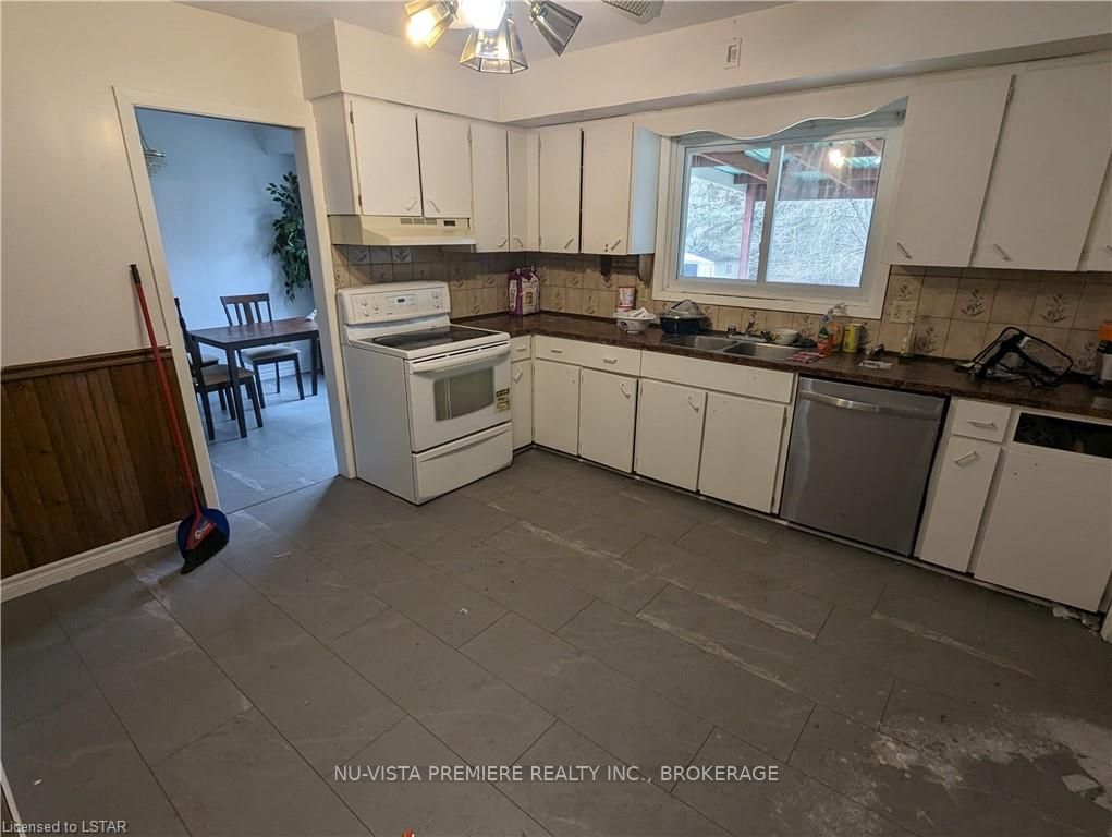 Photo 10 of 261 First Avenue, St. Thomas — HOMEH