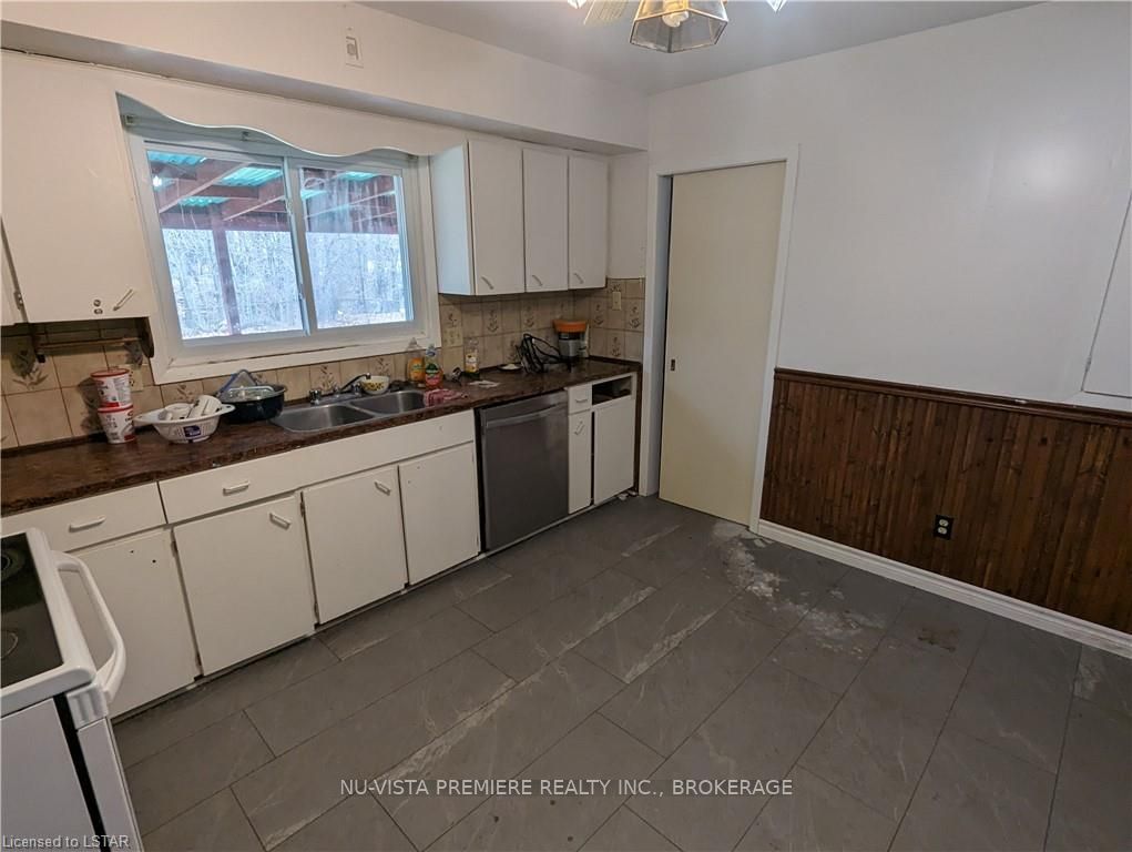 Photo 11 of 261 First Avenue, St. Thomas — HOMEH