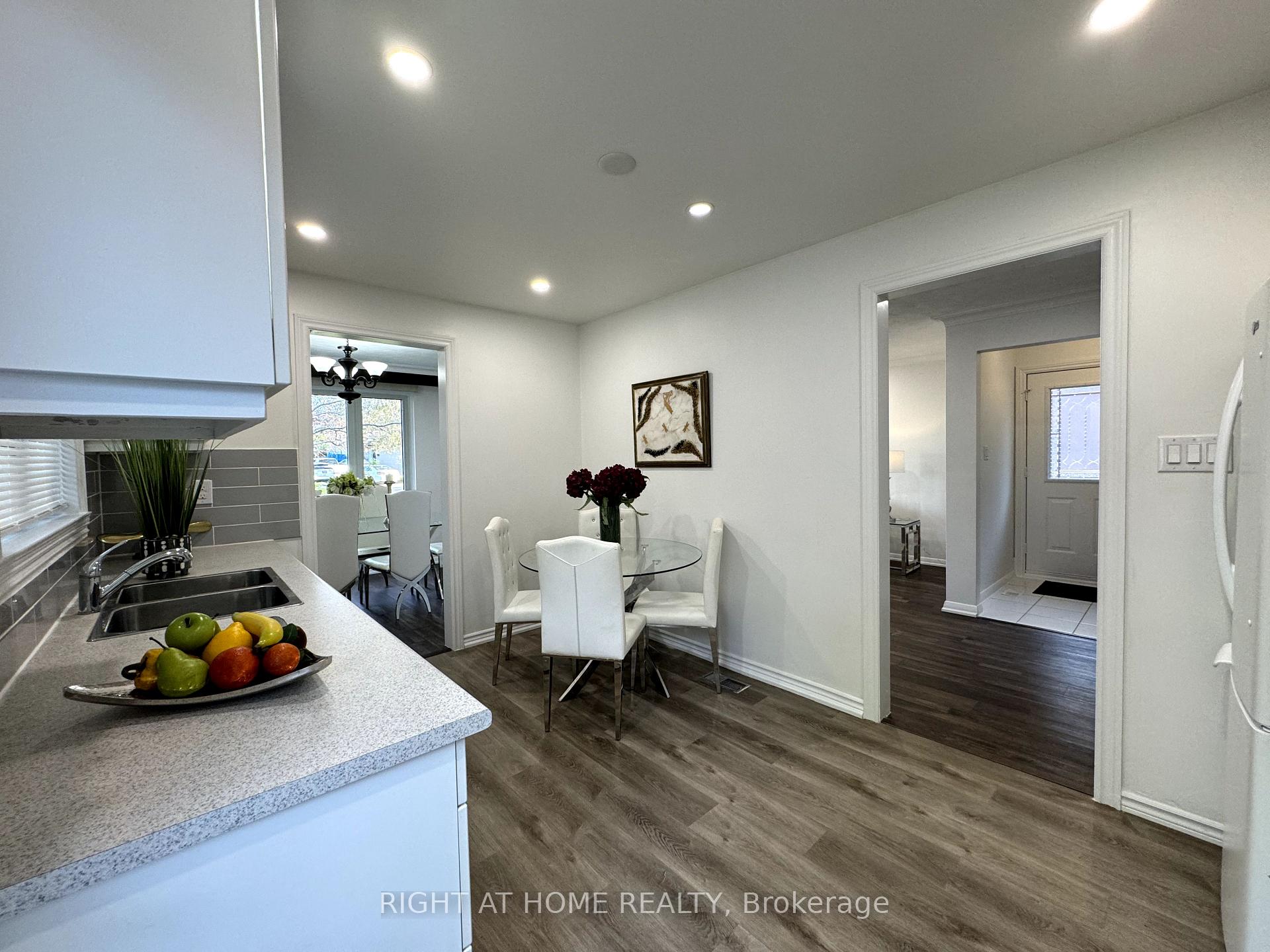 Photo 7 of 4 Aurora Heights Drive, Aurora, Aurora Heights — HOMEH