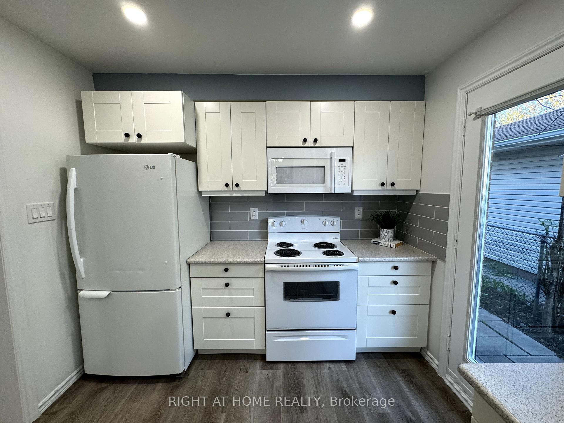 Photo 8 of 4 Aurora Heights Drive, Aurora, Aurora Heights — HOMEH