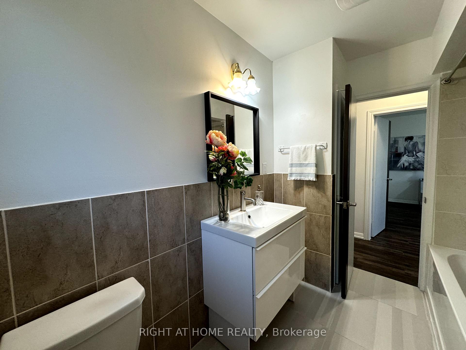 Photo 17 of 4 Aurora Heights Drive, Aurora, Aurora Heights — HOMEH