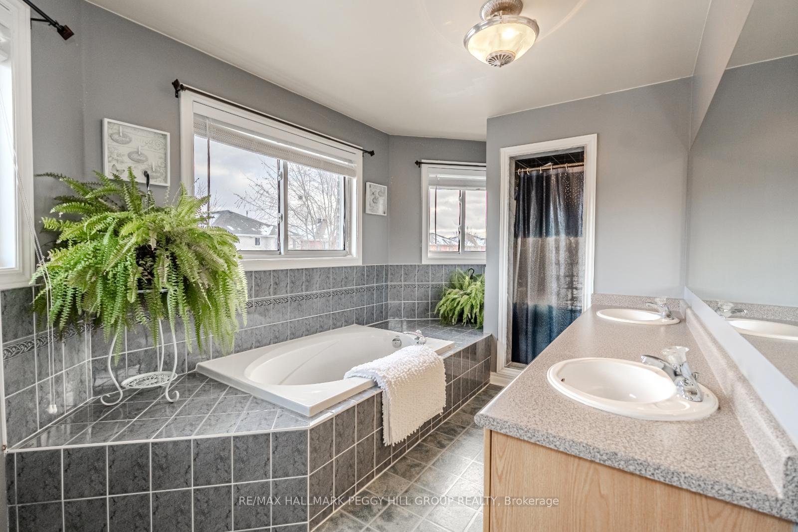 Photo 11 of 25 Serena Lane, Barrie, Painswick South — HOMEH