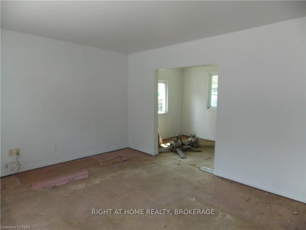 Photo 2 of 5 Tasker Street, St. Catharines, E. Chester — HOMEH