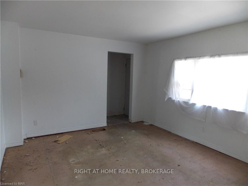 Photo 3 of 5 Tasker Street, St. Catharines, E. Chester — HOMEH