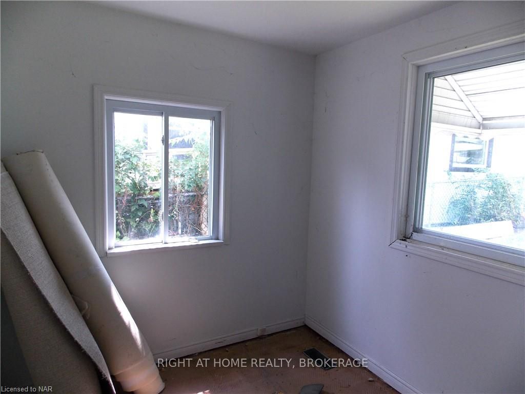 Photo 4 of 5 Tasker Street, St. Catharines, E. Chester — HOMEH