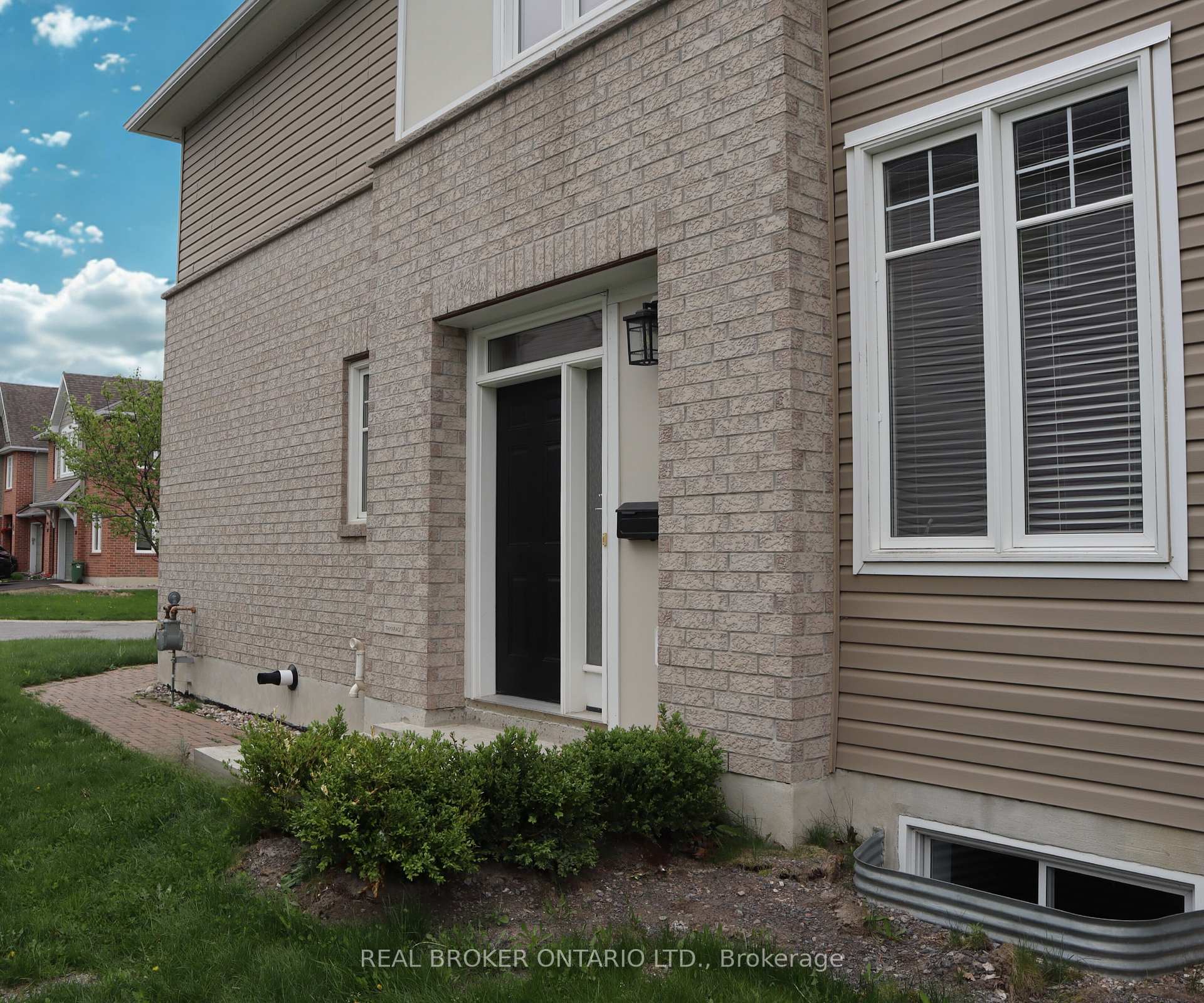 Photo 2 of 118 Mojave Crescent, Ottawa, Stittsville (North) — HOMEH