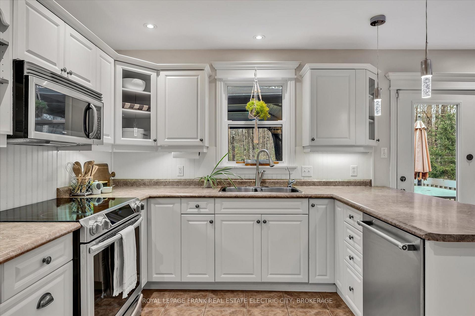 Photo 10 of 813 Centre Dummer Road, Douro-Dummer — HOMEH
