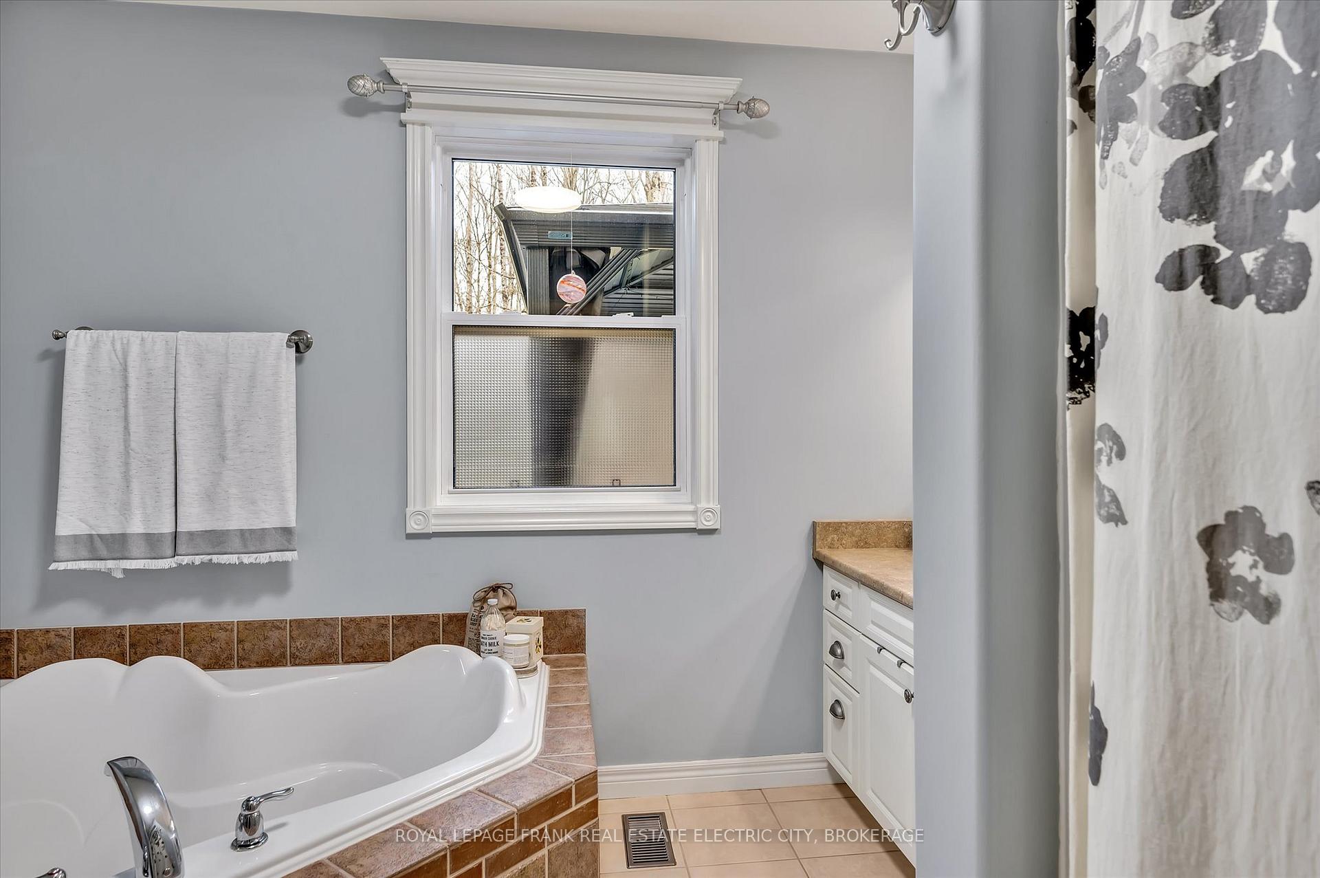 Photo 26 of 813 Centre Dummer Road, Douro-Dummer — HOMEH