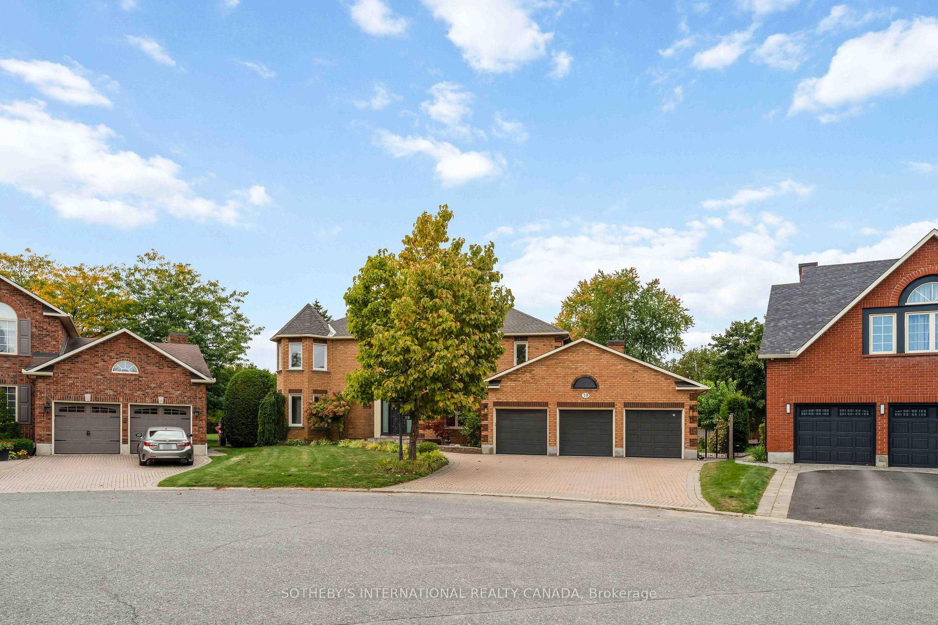 Photo 3 of 19 Campfield Court, Ottawa, Pineglen/Country Place — HOMEH