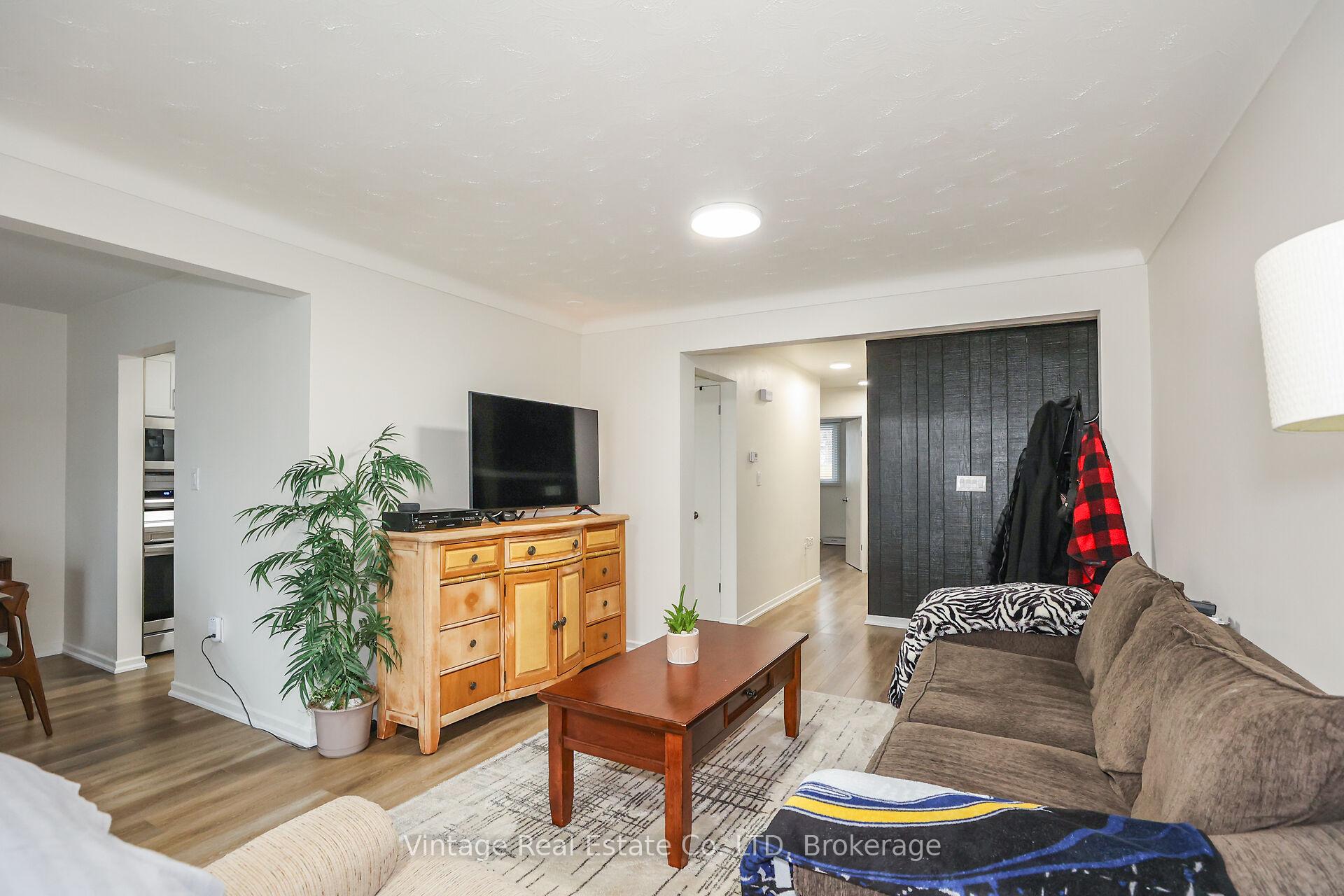 Photo 4 of 11 Trinidad Crescent, St. Catharines, Lakeshore — HOMEH