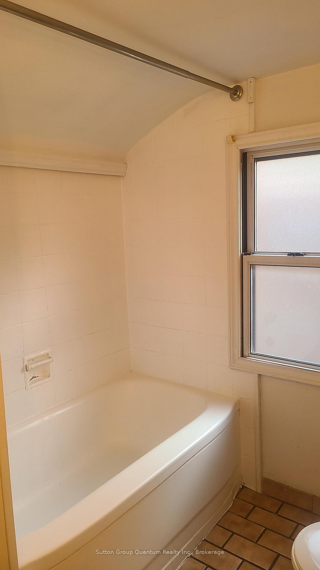 Photo 33 of 992 Montclair Avenue, Hamilton, Delta — HOMEH