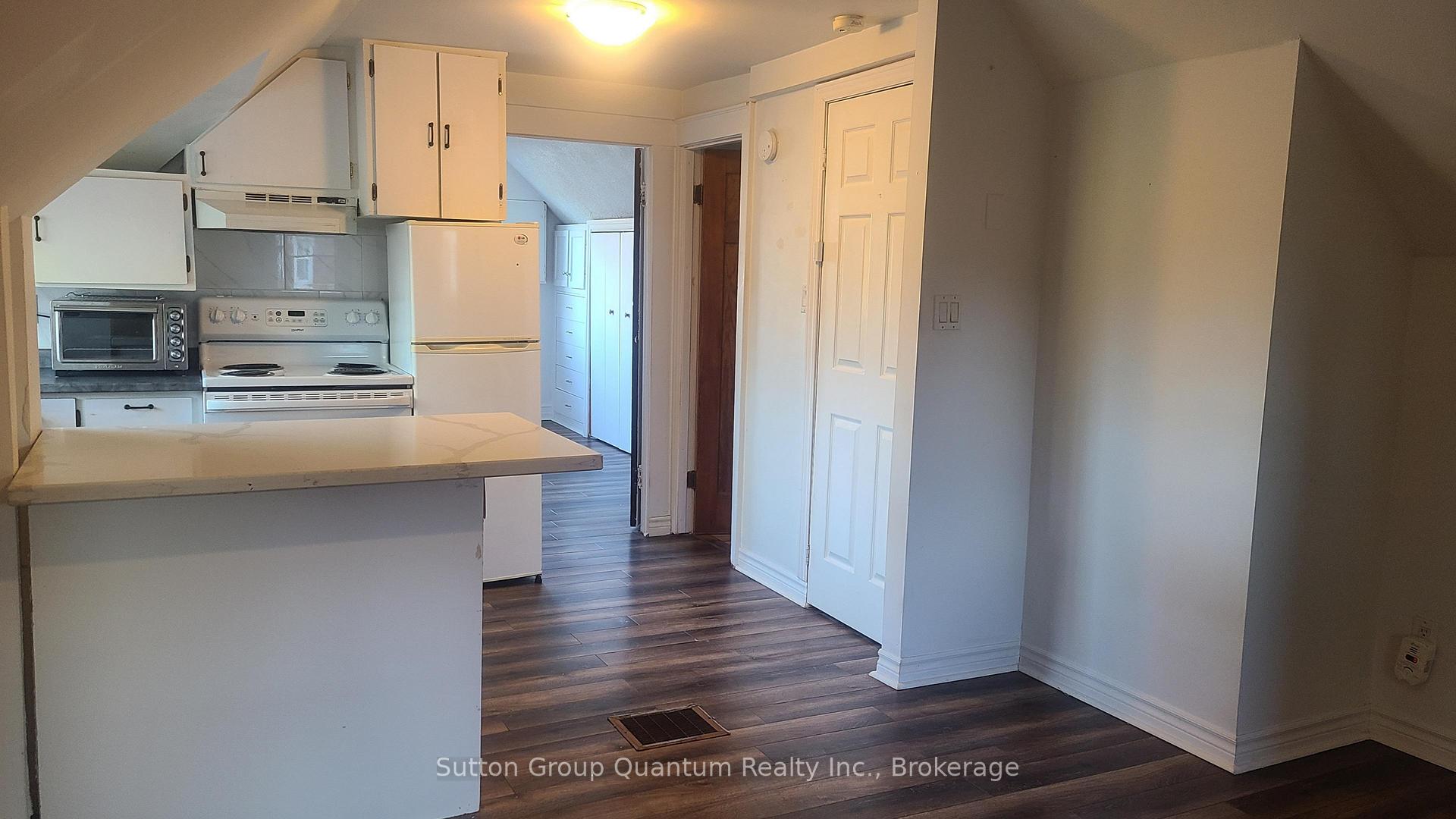 Photo 12 of 992 Montclair Avenue, Hamilton, Delta — HOMEH