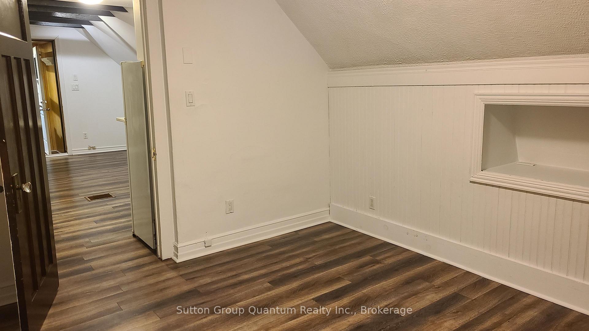 Photo 13 of 992 Montclair Avenue, Hamilton, Delta — HOMEH