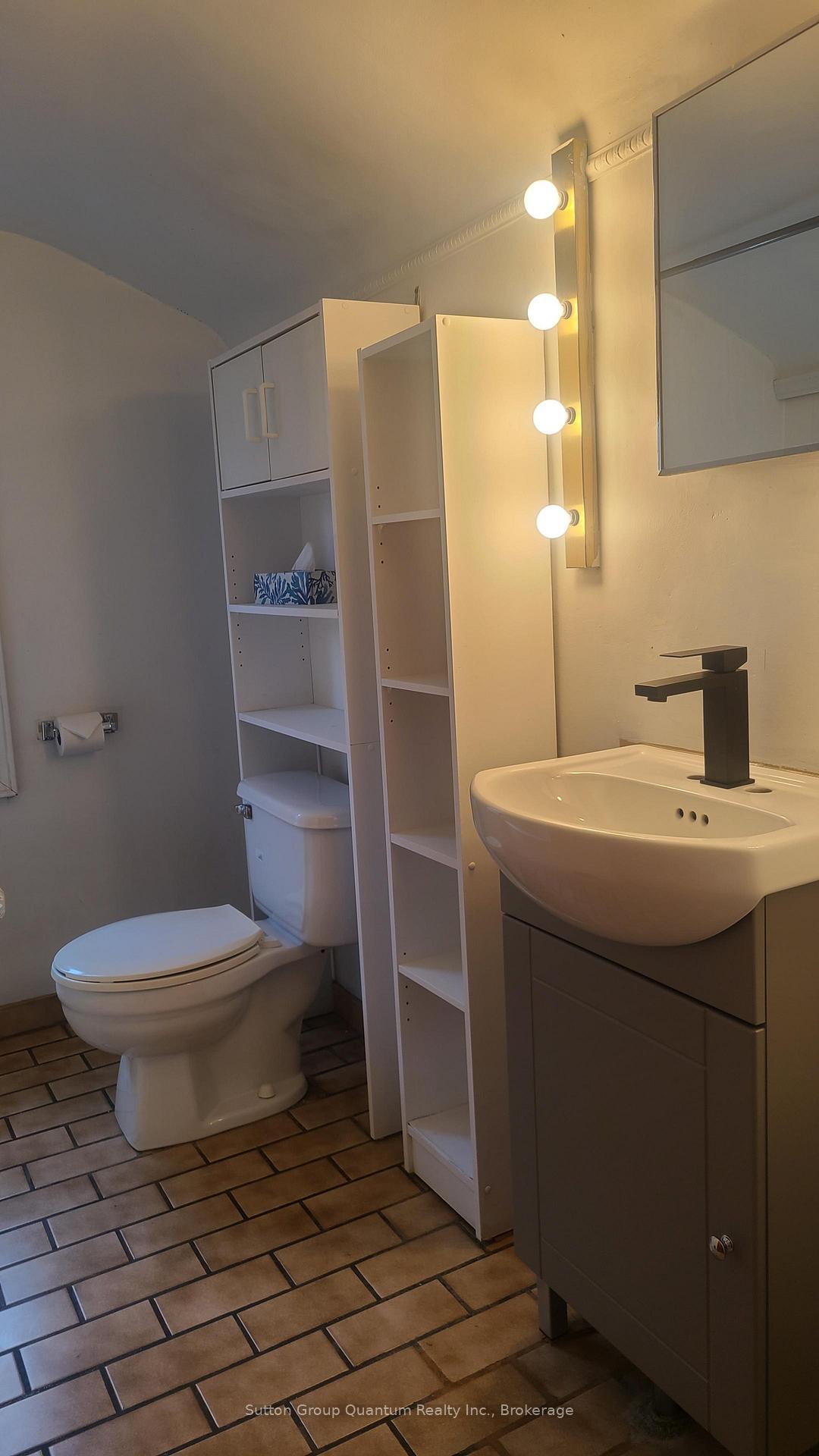 Photo 15 of 992 Montclair Avenue, Hamilton, Delta — HOMEH