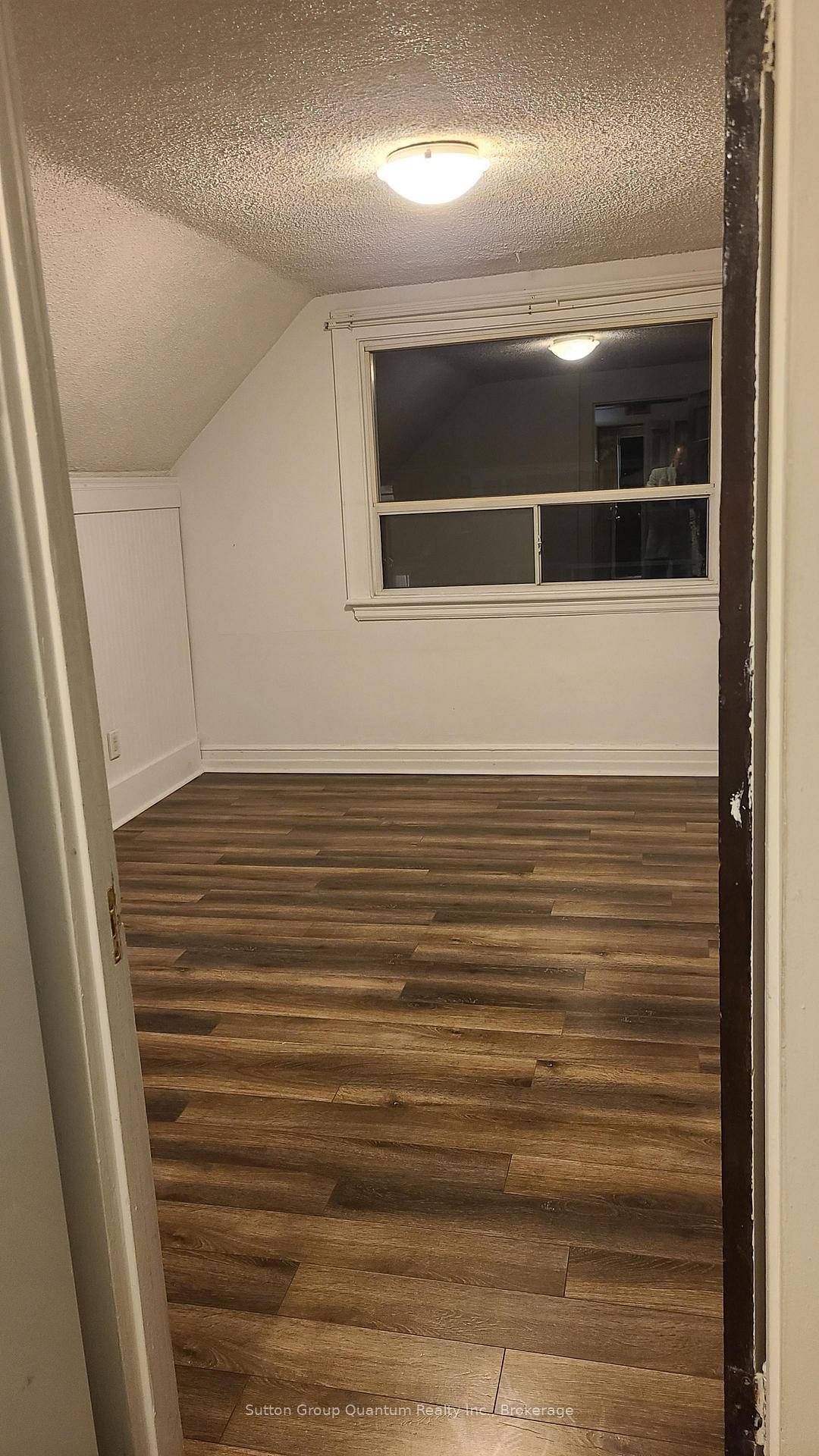 Photo 17 of 992 Montclair Avenue, Hamilton, Delta — HOMEH