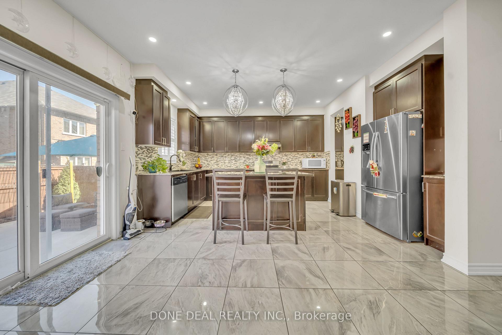 Photo 14 of 10 Lola Crescent, Brampton, Northwest Brampton — HOMEH