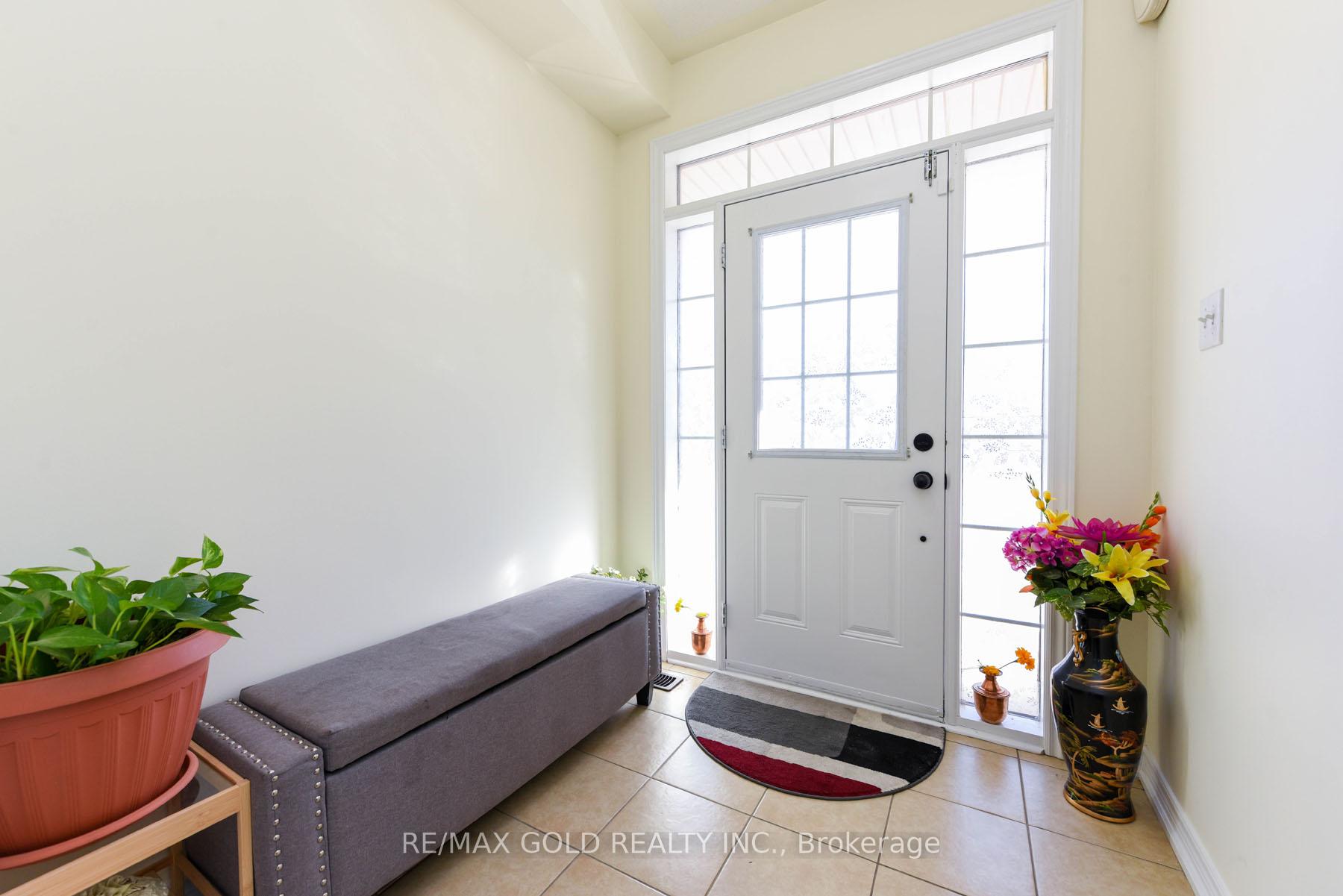 Photo 3 of 86 Crumlin Crescent, Brampton, Credit Valley — HOMEH