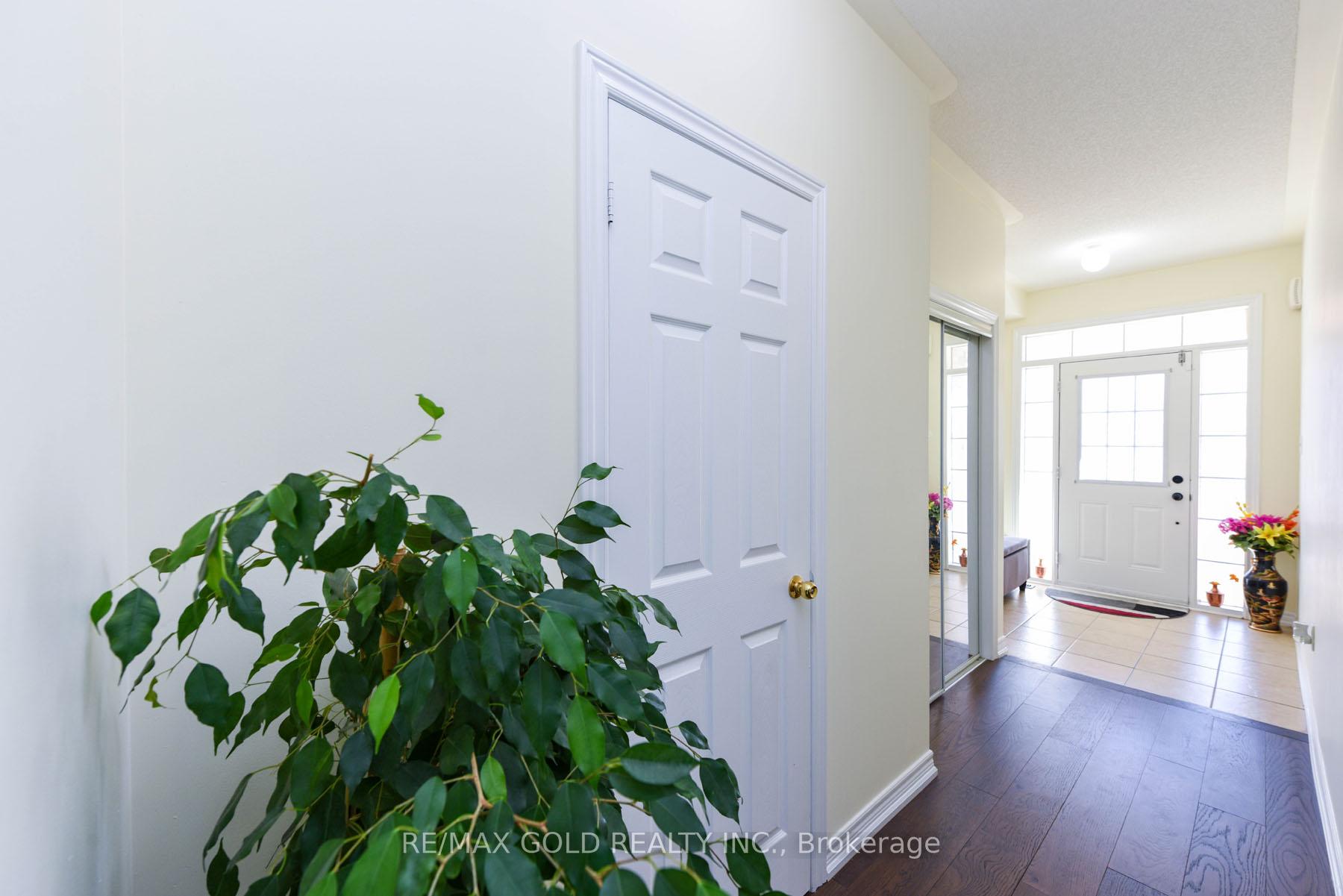Photo 4 of 86 Crumlin Crescent, Brampton, Credit Valley — HOMEH