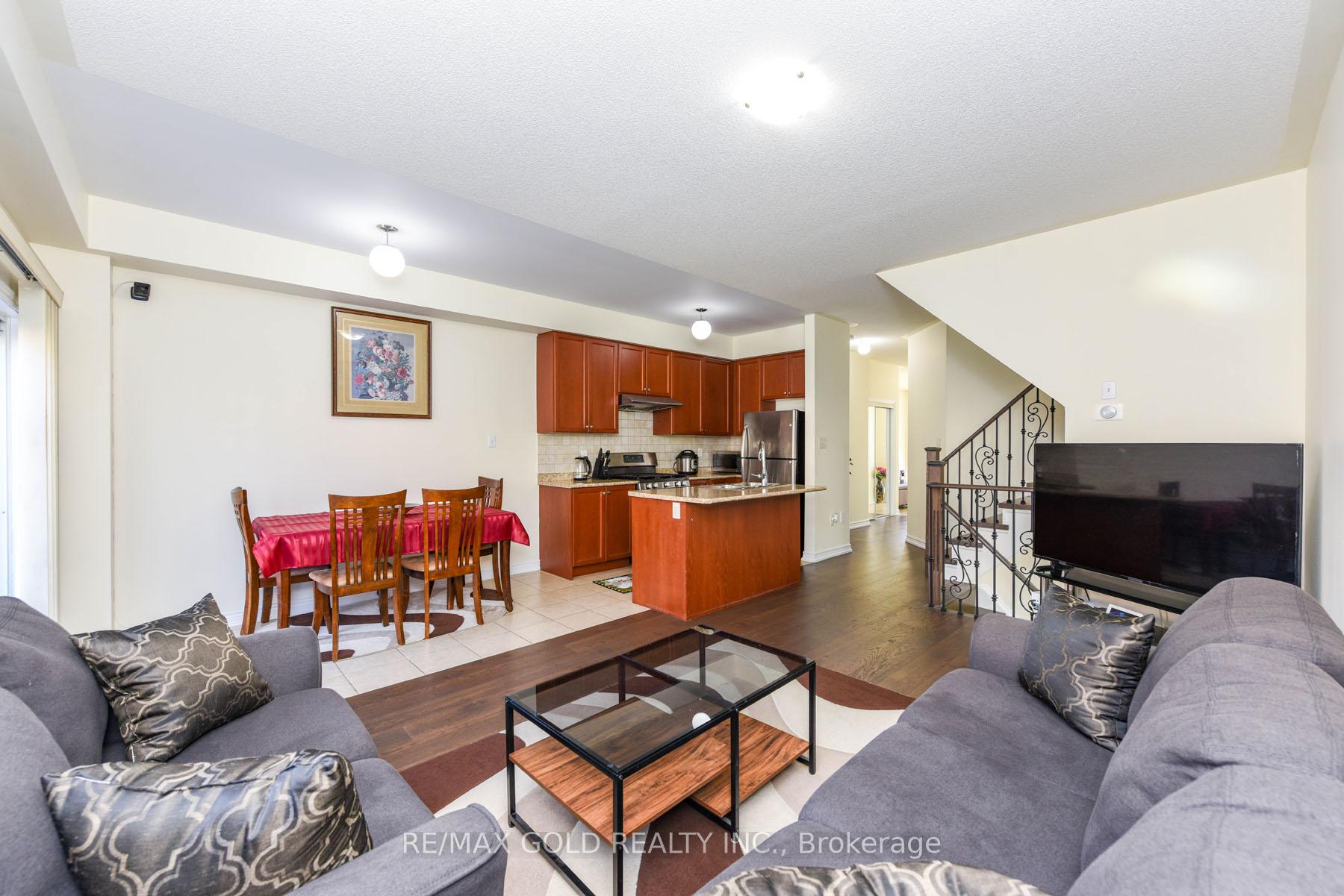Photo 8 of 86 Crumlin Crescent, Brampton, Credit Valley — HOMEH