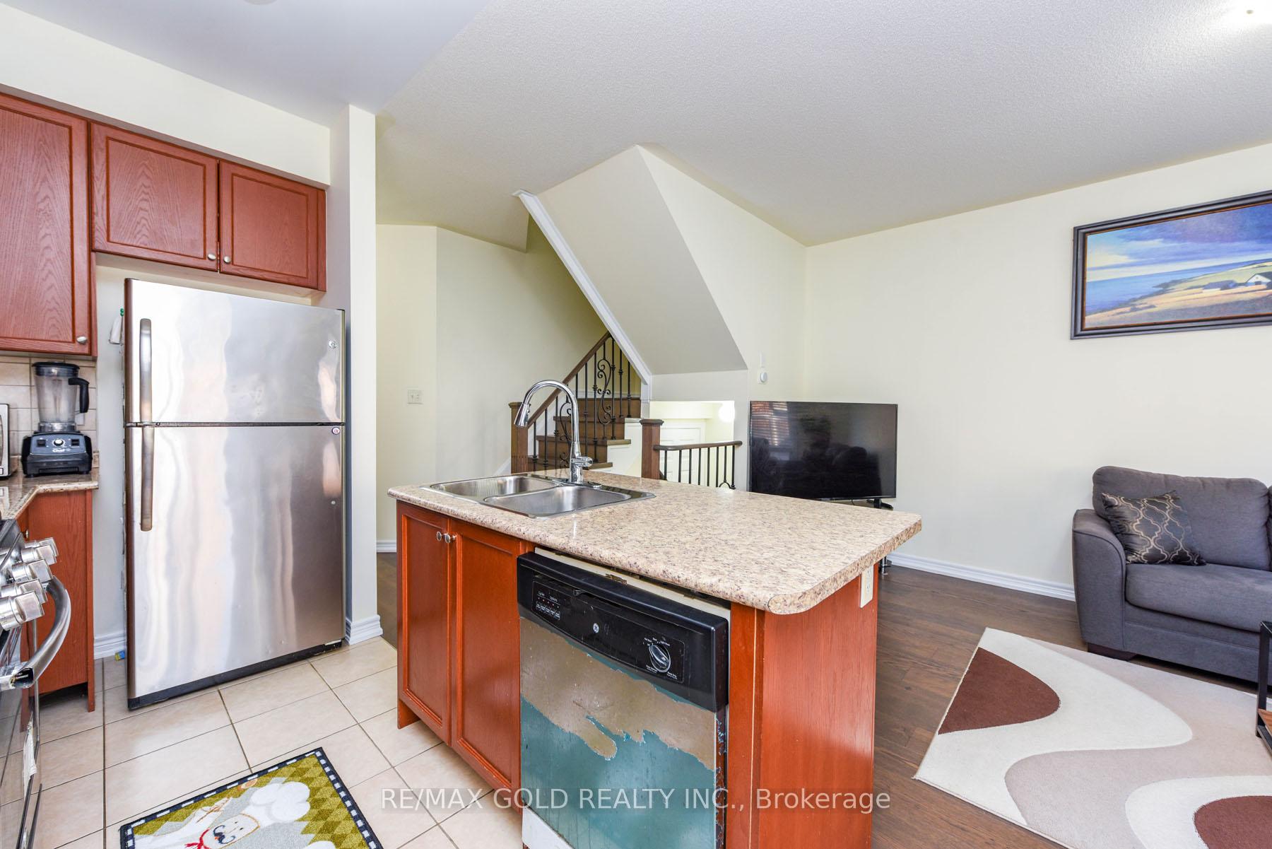 Photo 10 of 86 Crumlin Crescent, Brampton, Credit Valley — HOMEH