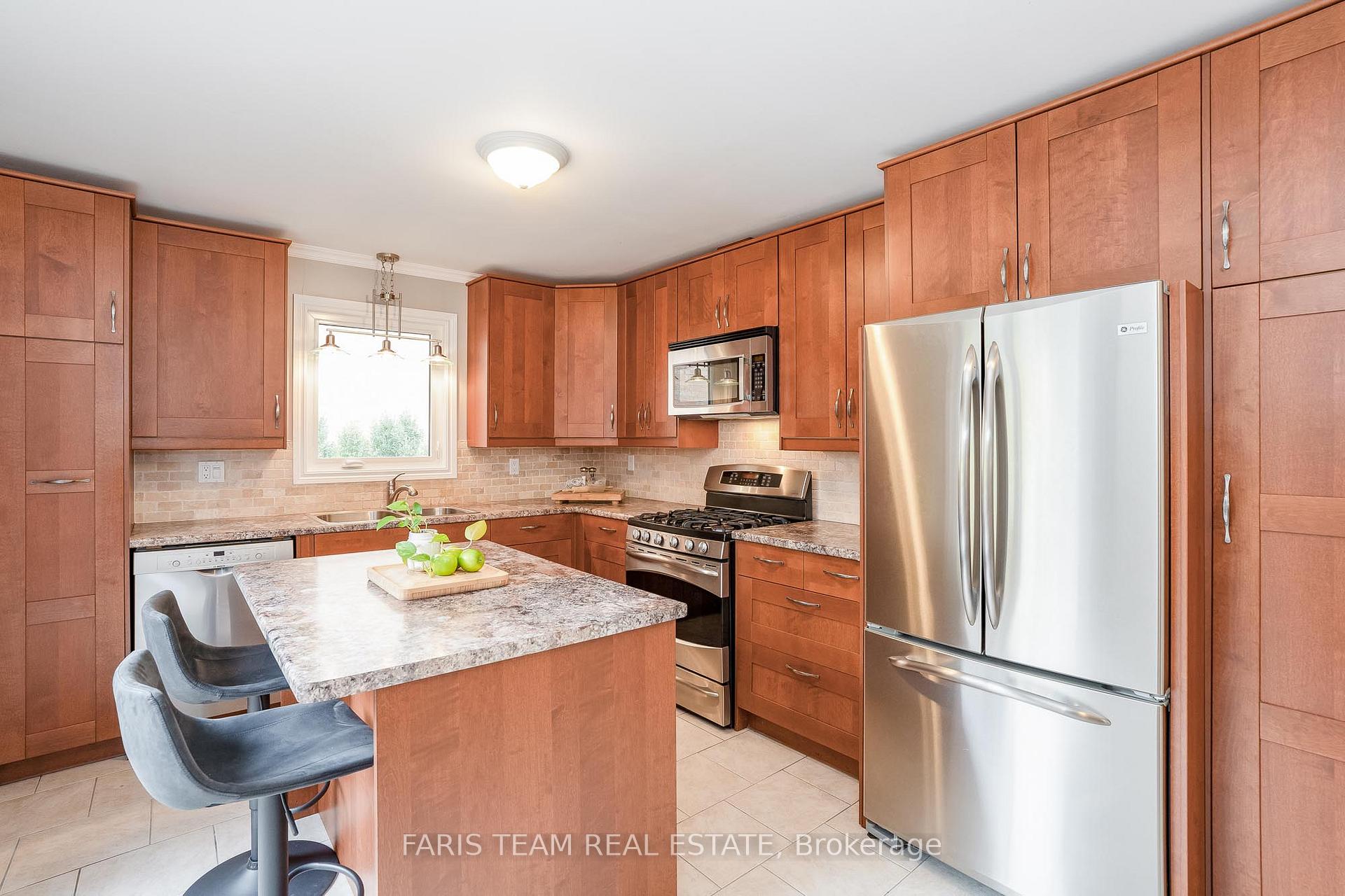 Photo 2 of 50 James Street, Barrie, Ardagh — HOMEH