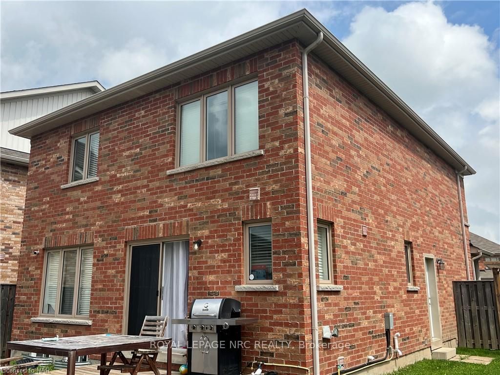Photo 8 of 41 Colonel Lyall Street, St. Catharines, Secord Woods — HOMEH