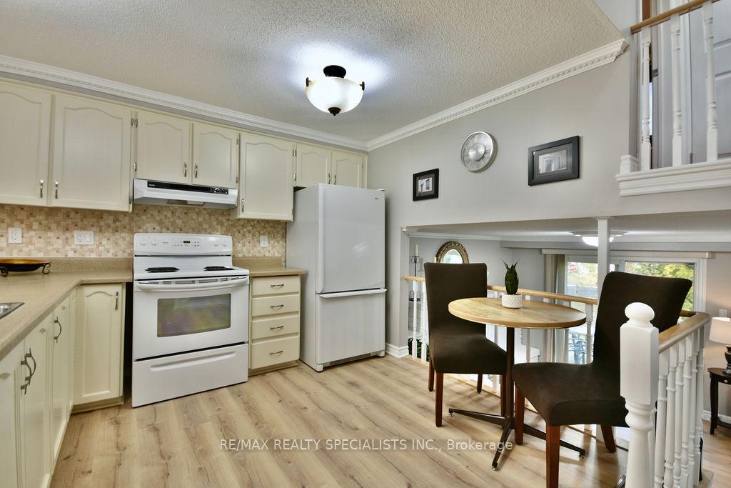 Photo 8 of 26 Doris Drive, Barrie, Allandale Heights — HOMEH