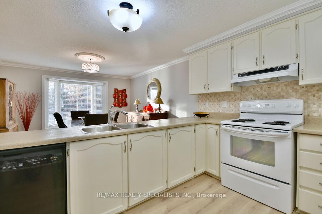 Photo 9 of 26 Doris Drive, Barrie, Allandale Heights — HOMEH