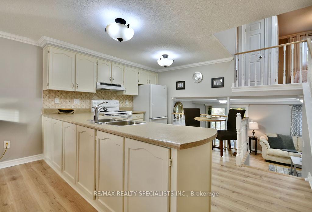 Photo 10 of 26 Doris Drive, Barrie, Allandale Heights — HOMEH