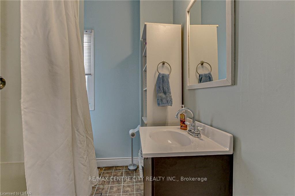 Photo 11 of 92 Hiawatha Street, St. Thomas — HOMEH