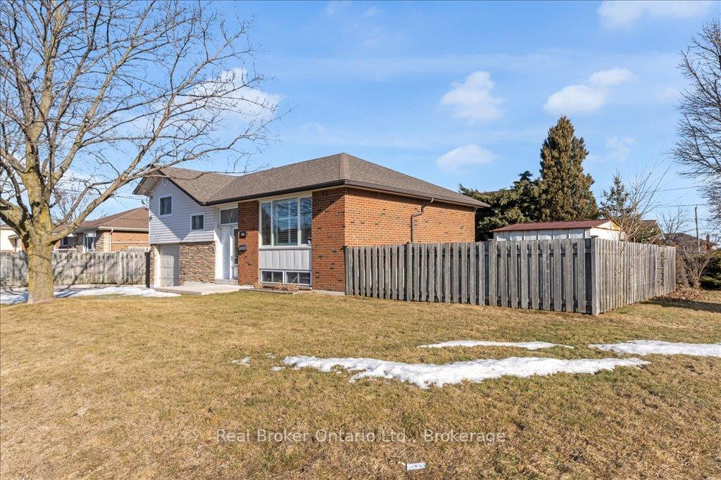 Photo 3 of 65 Cameo Avenue, Hamilton, Macassa — HOMEH
