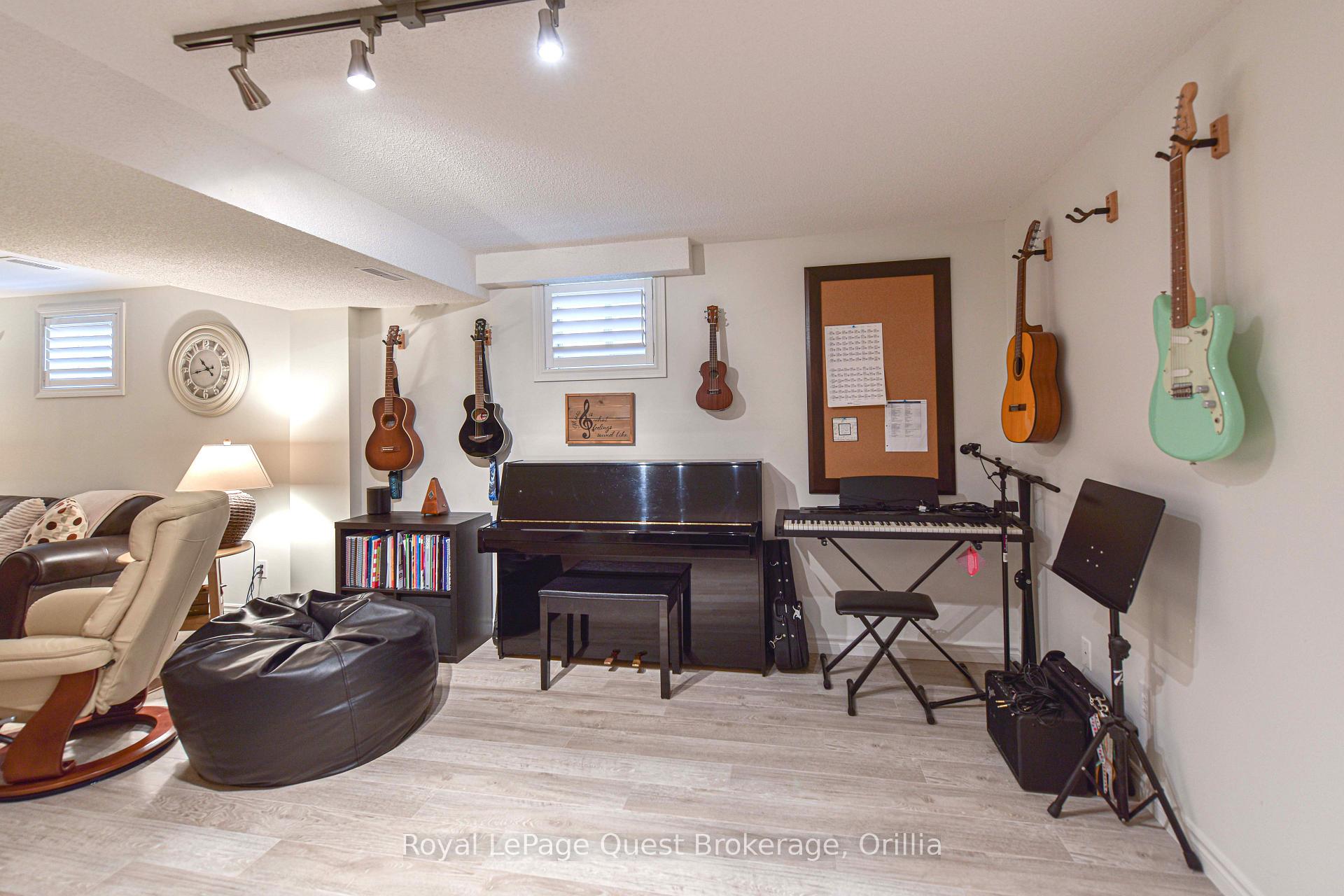 Photo 2 of 472 Ferndale Drive N, Barrie, Northwest — HOMEH