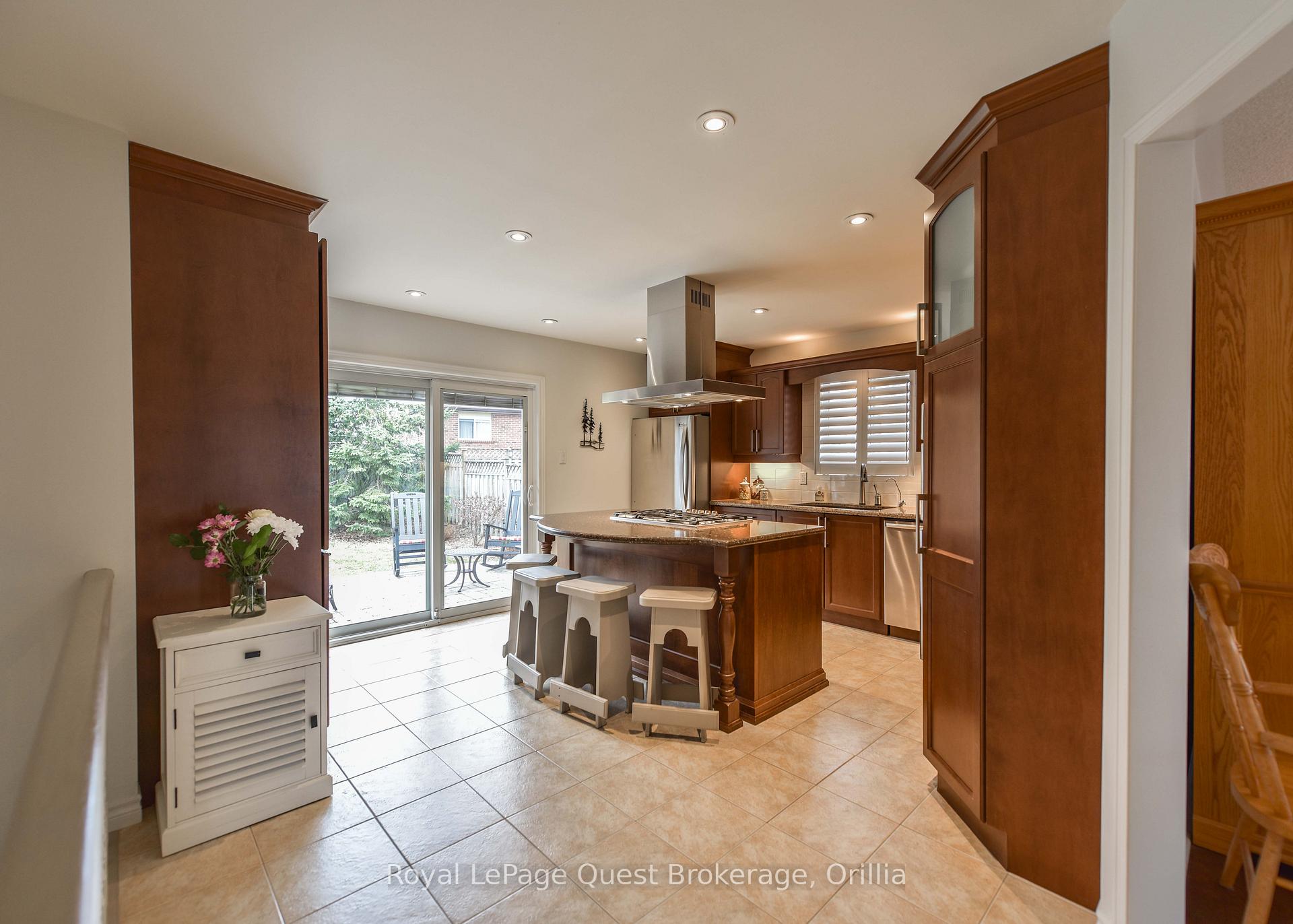 Photo 20 of 472 Ferndale Drive N, Barrie, Northwest — HOMEH