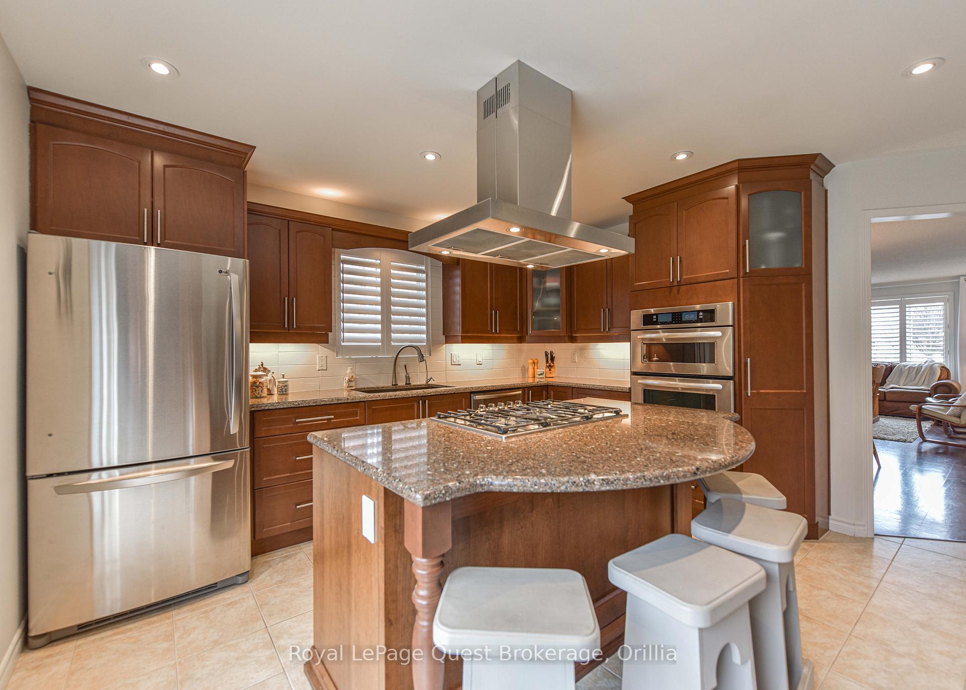 Photo 21 of 472 Ferndale Drive N, Barrie, Northwest — HOMEH