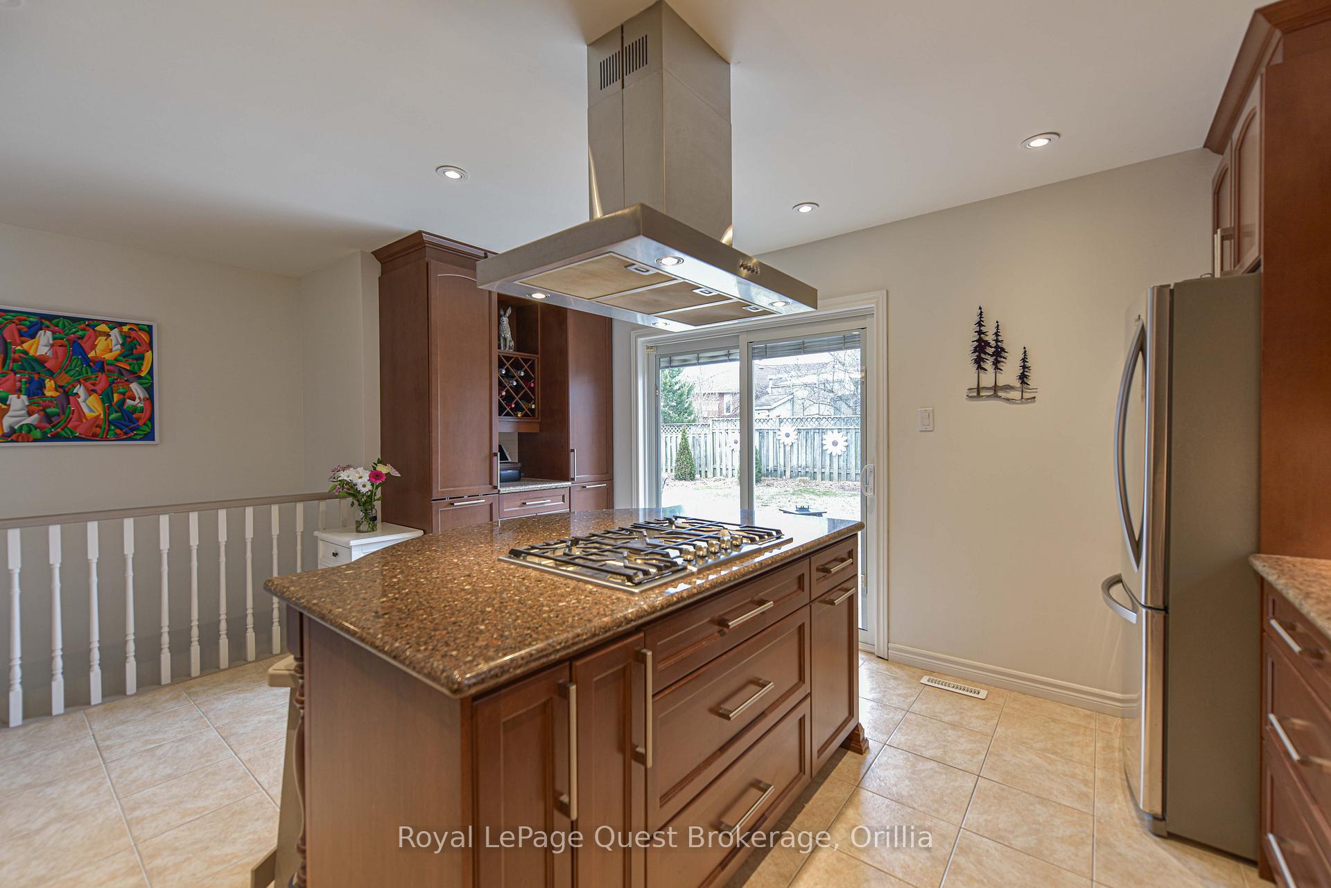 Photo 22 of 472 Ferndale Drive N, Barrie, Northwest — HOMEH