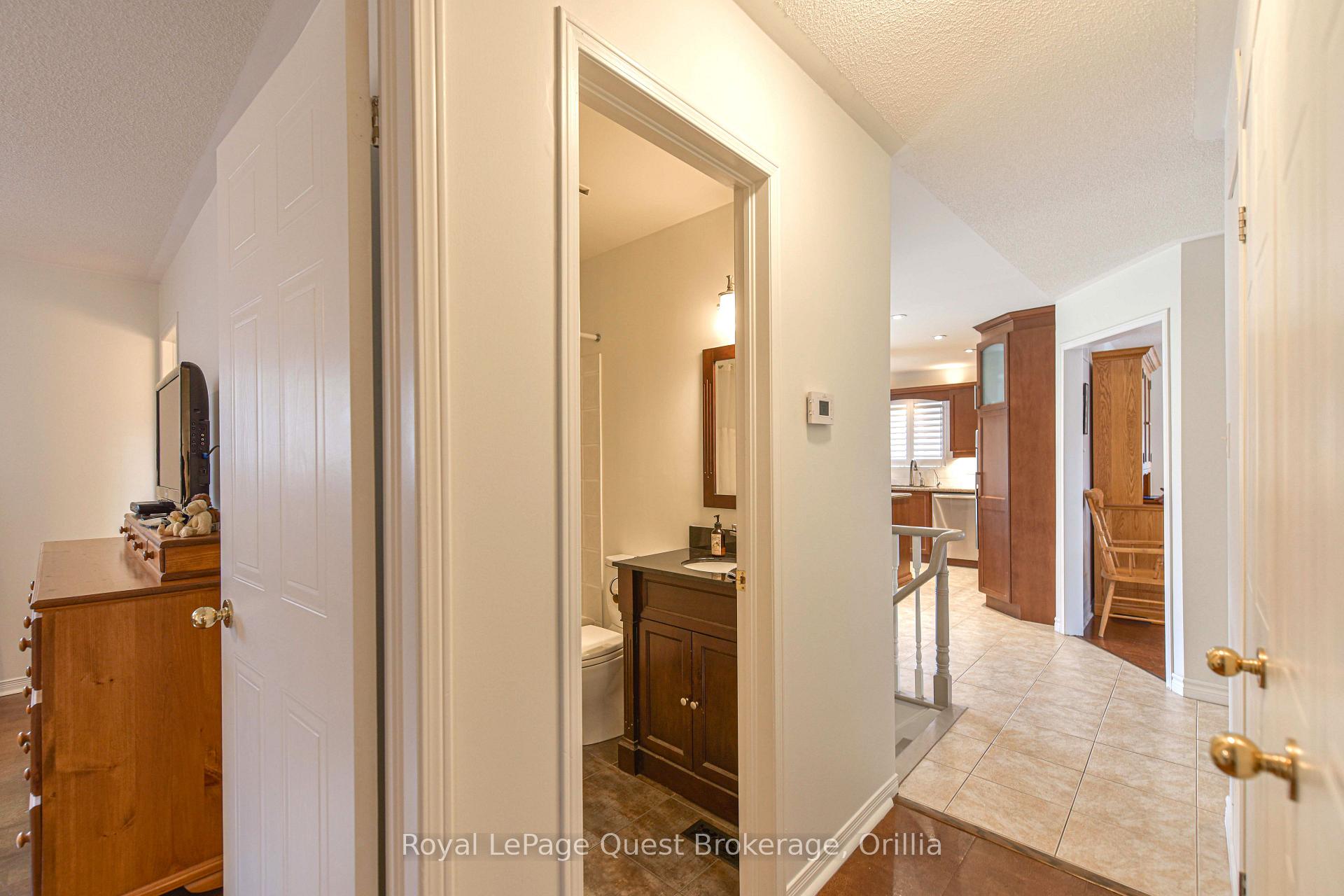 Photo 25 of 472 Ferndale Drive N, Barrie, Northwest — HOMEH