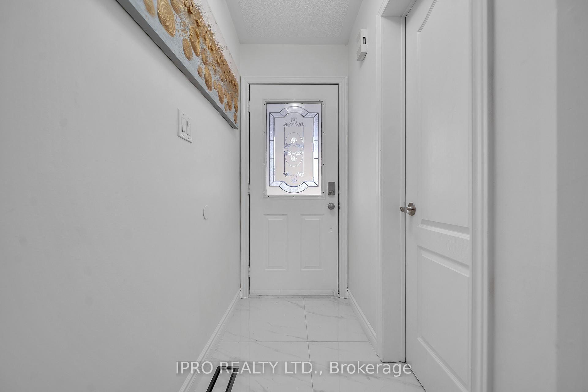 Photo 2 of 18 Tessler Crescent, Brampton, Brampton West — HOMEH