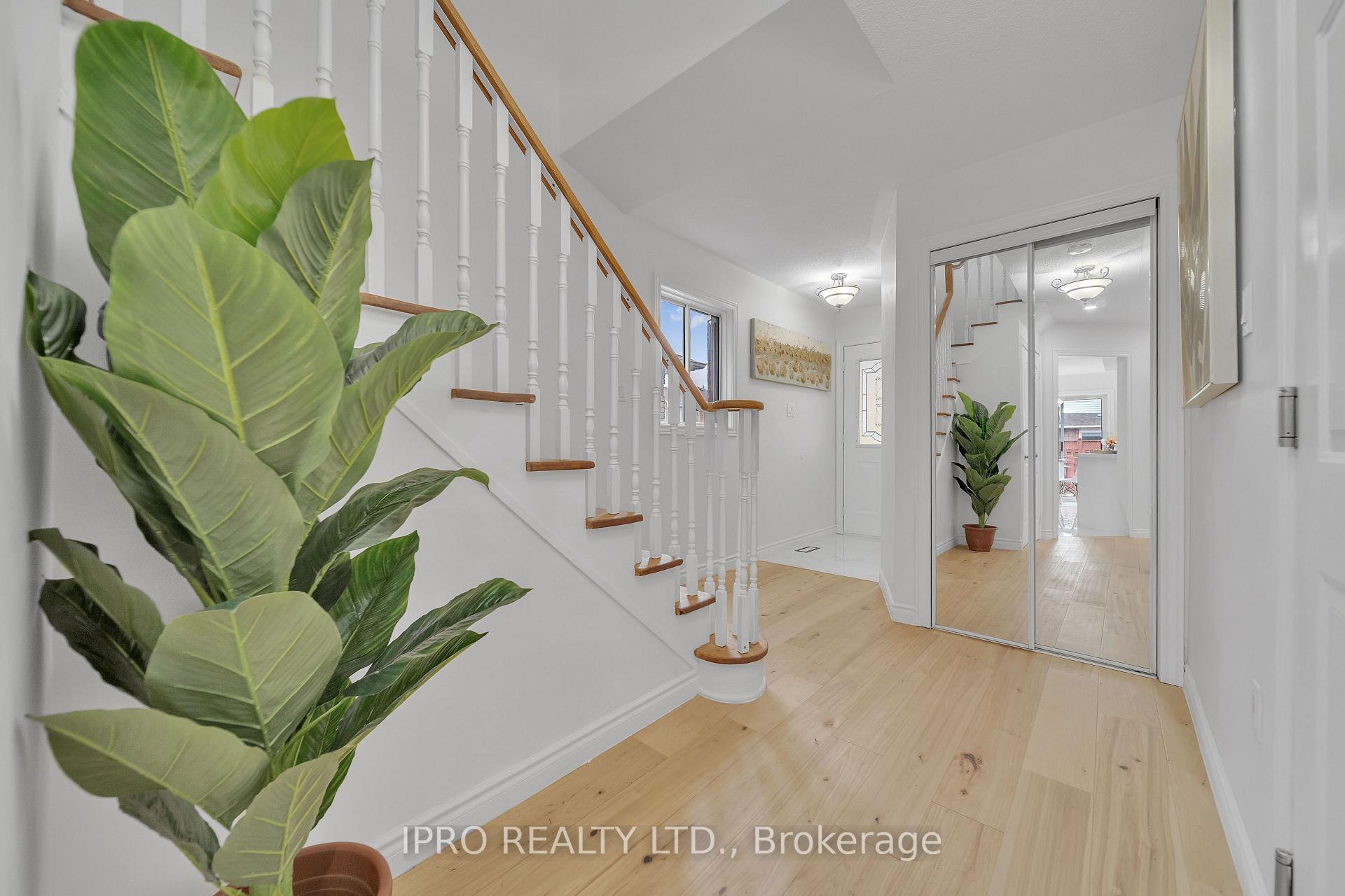 Photo 3 of 18 Tessler Crescent, Brampton, Brampton West — HOMEH