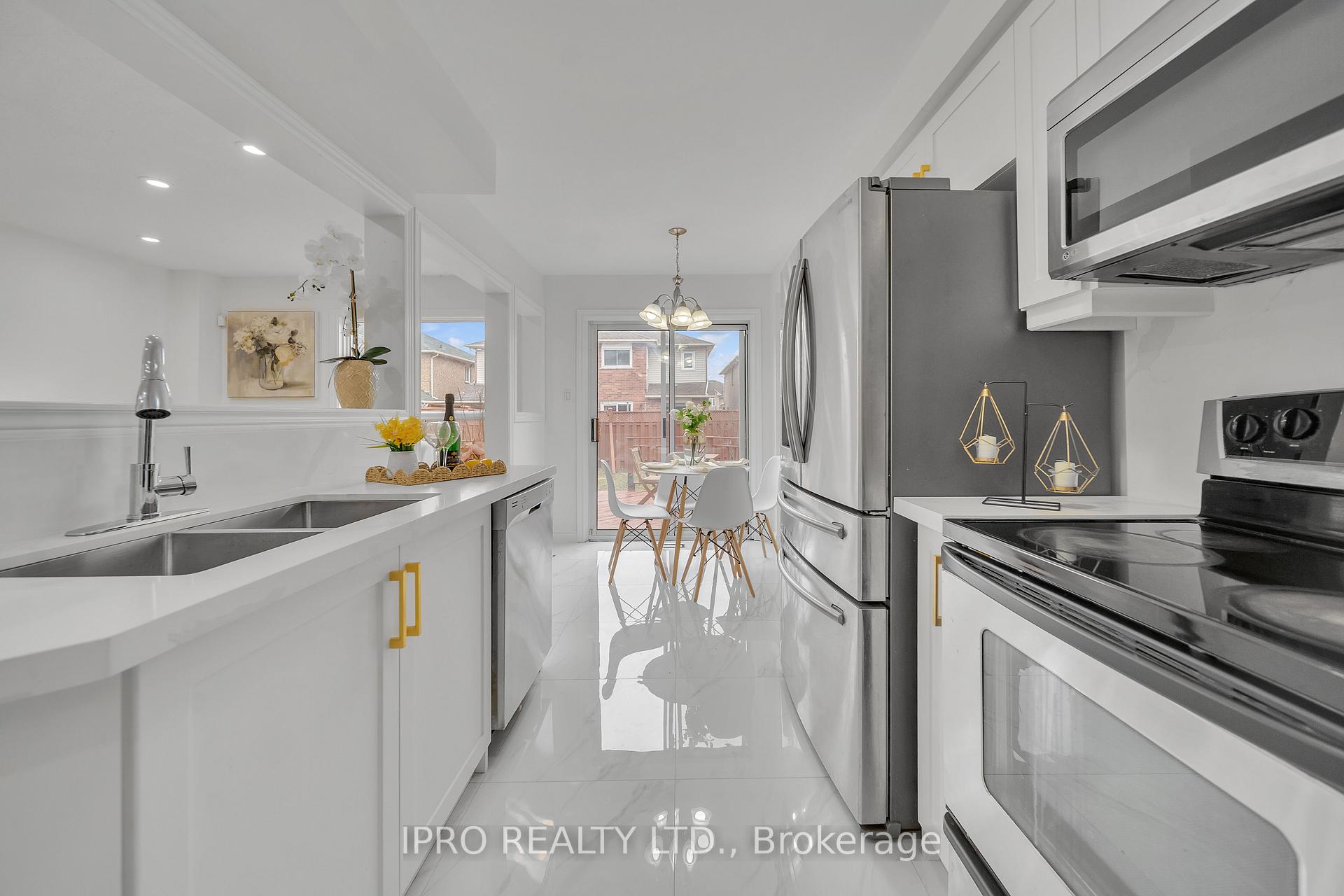 Photo 6 of 18 Tessler Crescent, Brampton, Brampton West — HOMEH