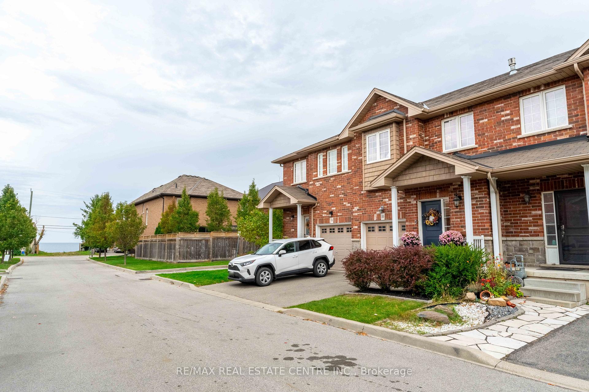 Photo 3 of Unit 10, 45 Seabreeze Crescent, Hamilton, Lakeshore — HOMEH