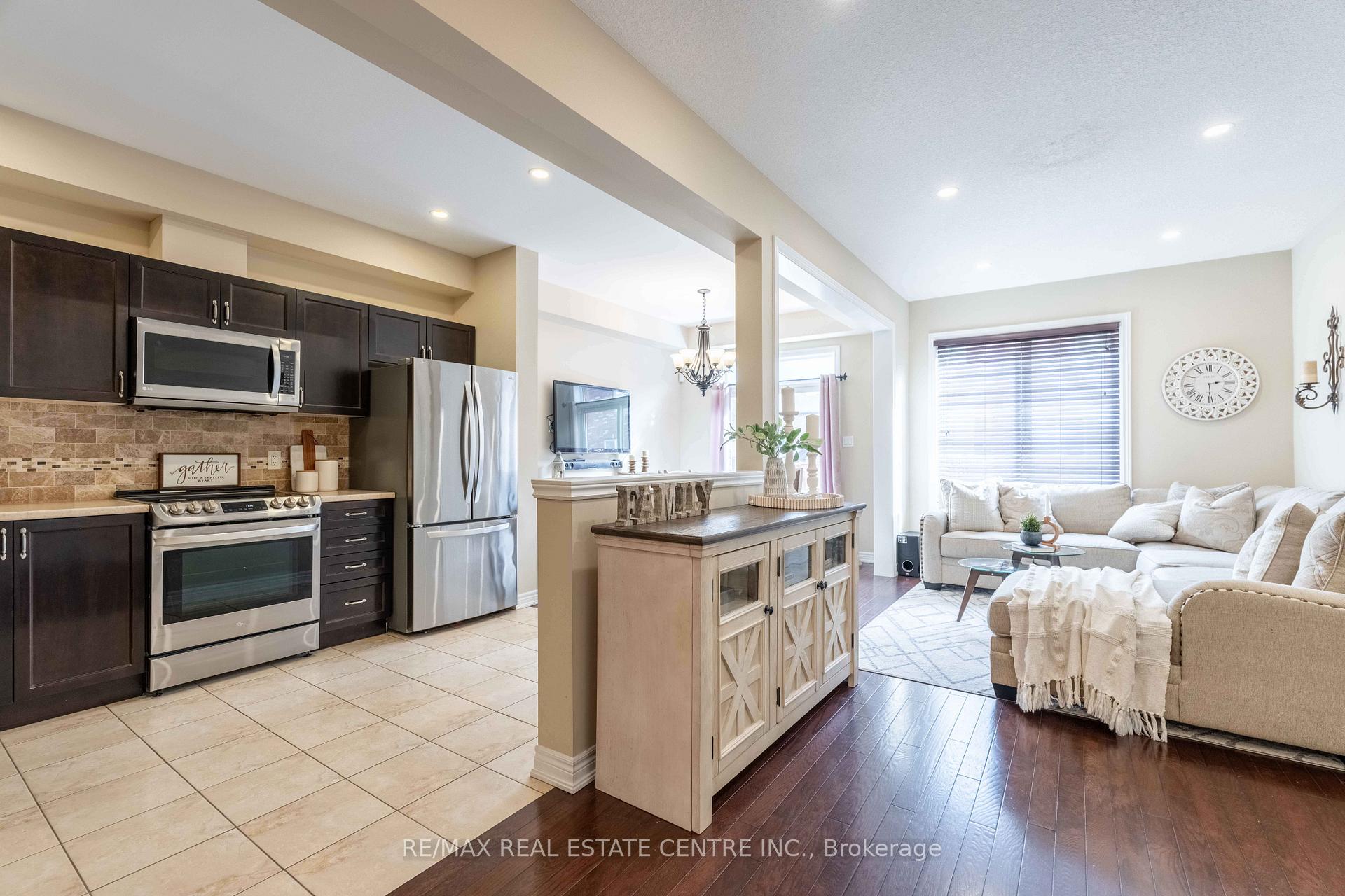 Photo 4 of Unit 10, 45 Seabreeze Crescent, Hamilton, Lakeshore — HOMEH
