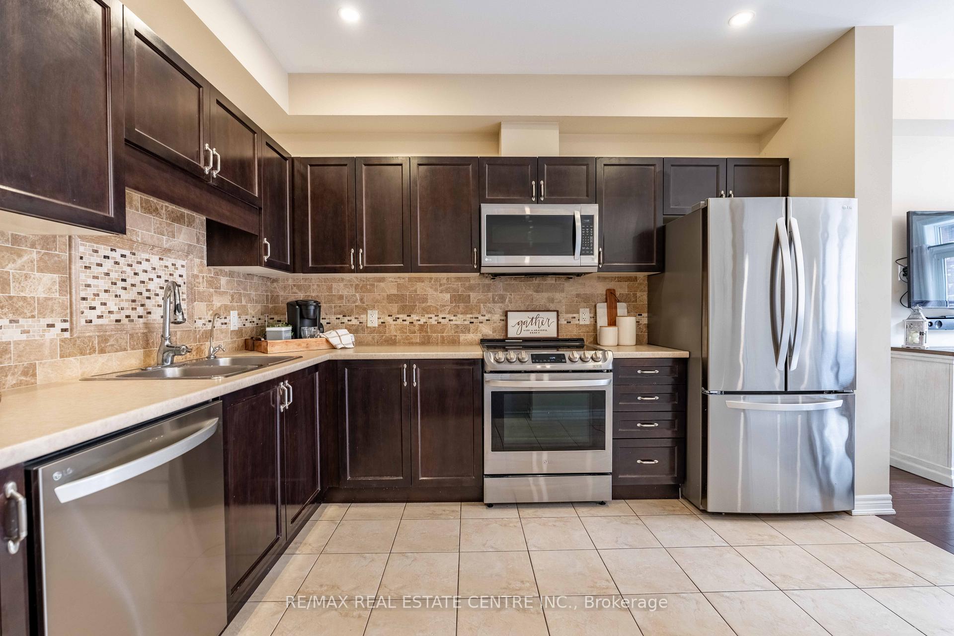Photo 6 of Unit 10, 45 Seabreeze Crescent, Hamilton, Lakeshore — HOMEH