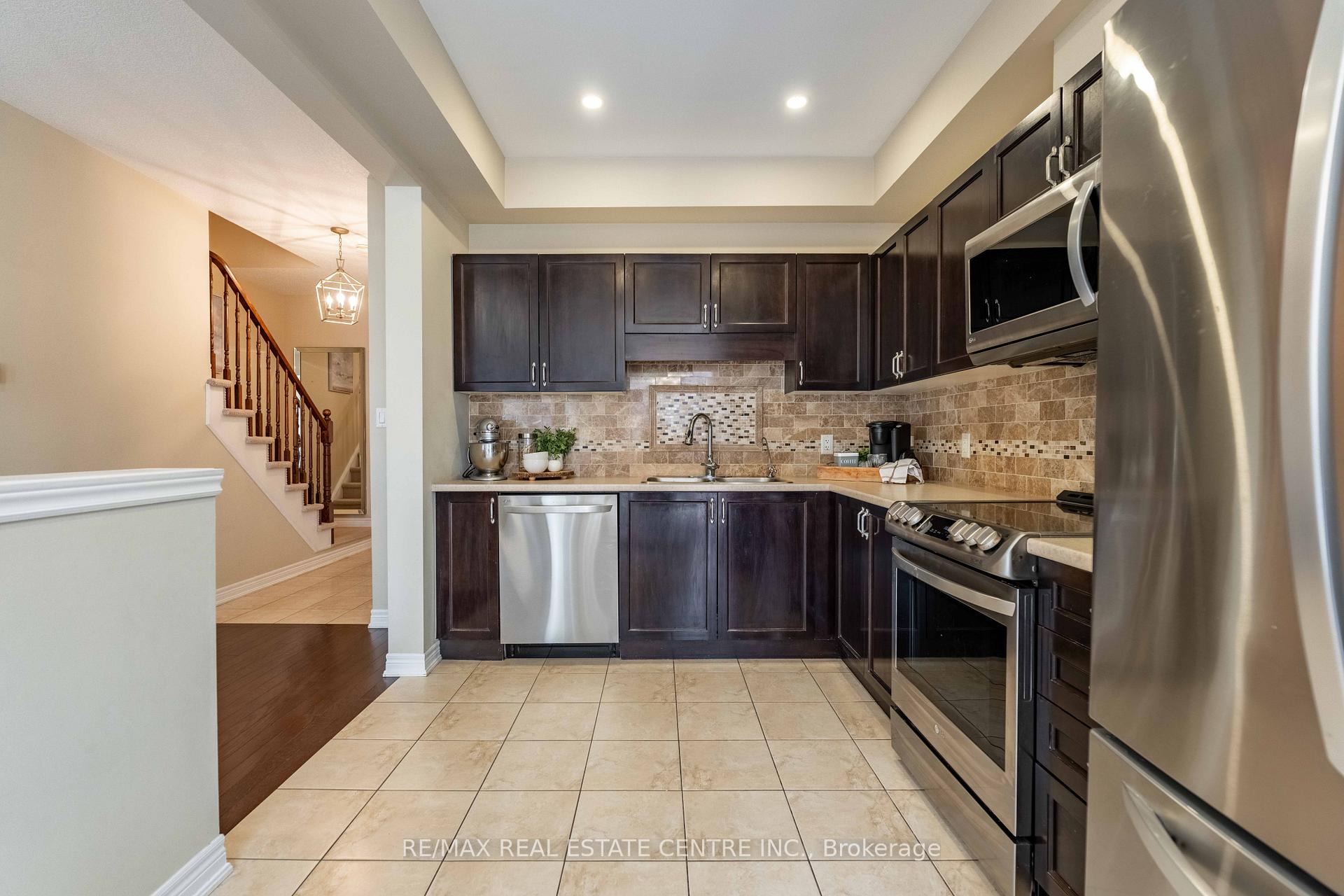 Photo 7 of Unit 10, 45 Seabreeze Crescent, Hamilton, Lakeshore — HOMEH