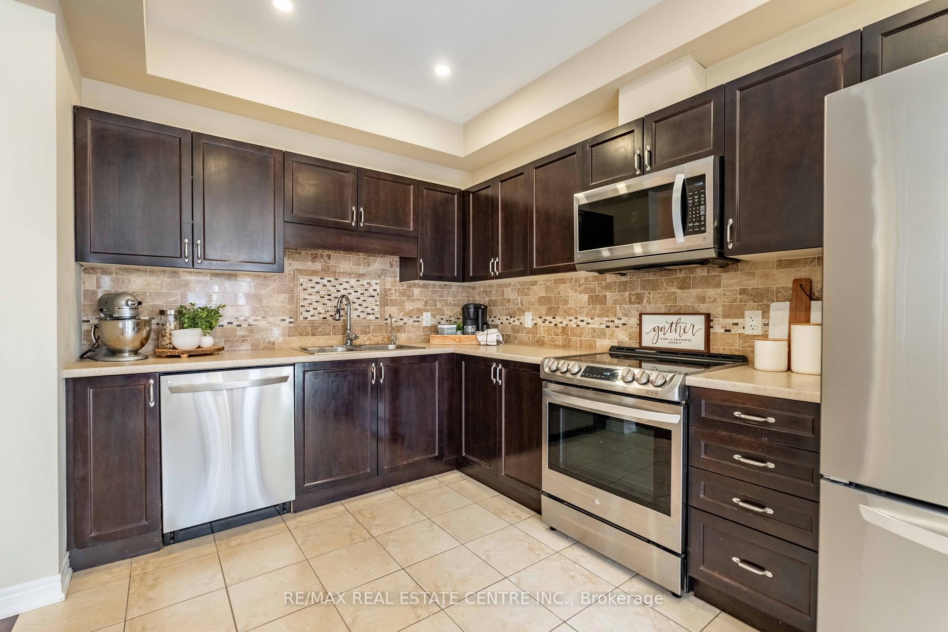 Photo 8 of Unit 10, 45 Seabreeze Crescent, Hamilton, Lakeshore — HOMEH