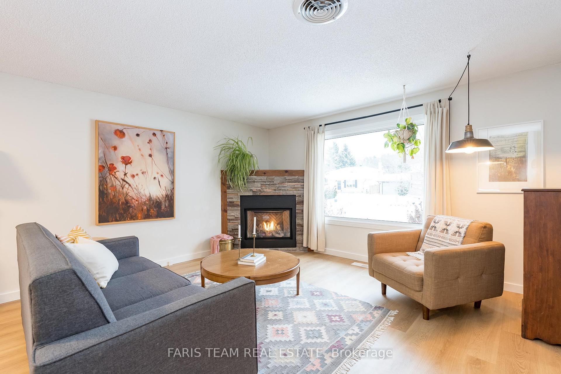 Photo 7 of 220 Lillian Crescent, Barrie, Sunnidale — HOMEH
