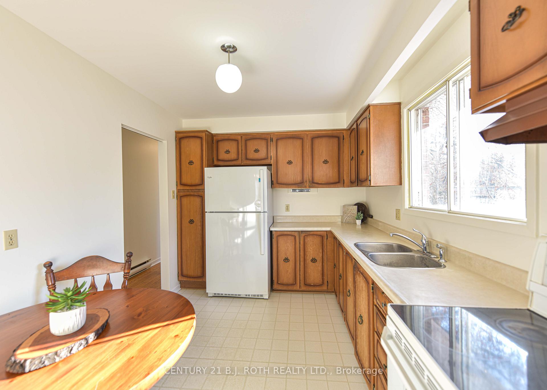 Photo 6 of 37 Davies Crescent, Barrie, Grove East — HOMEH
