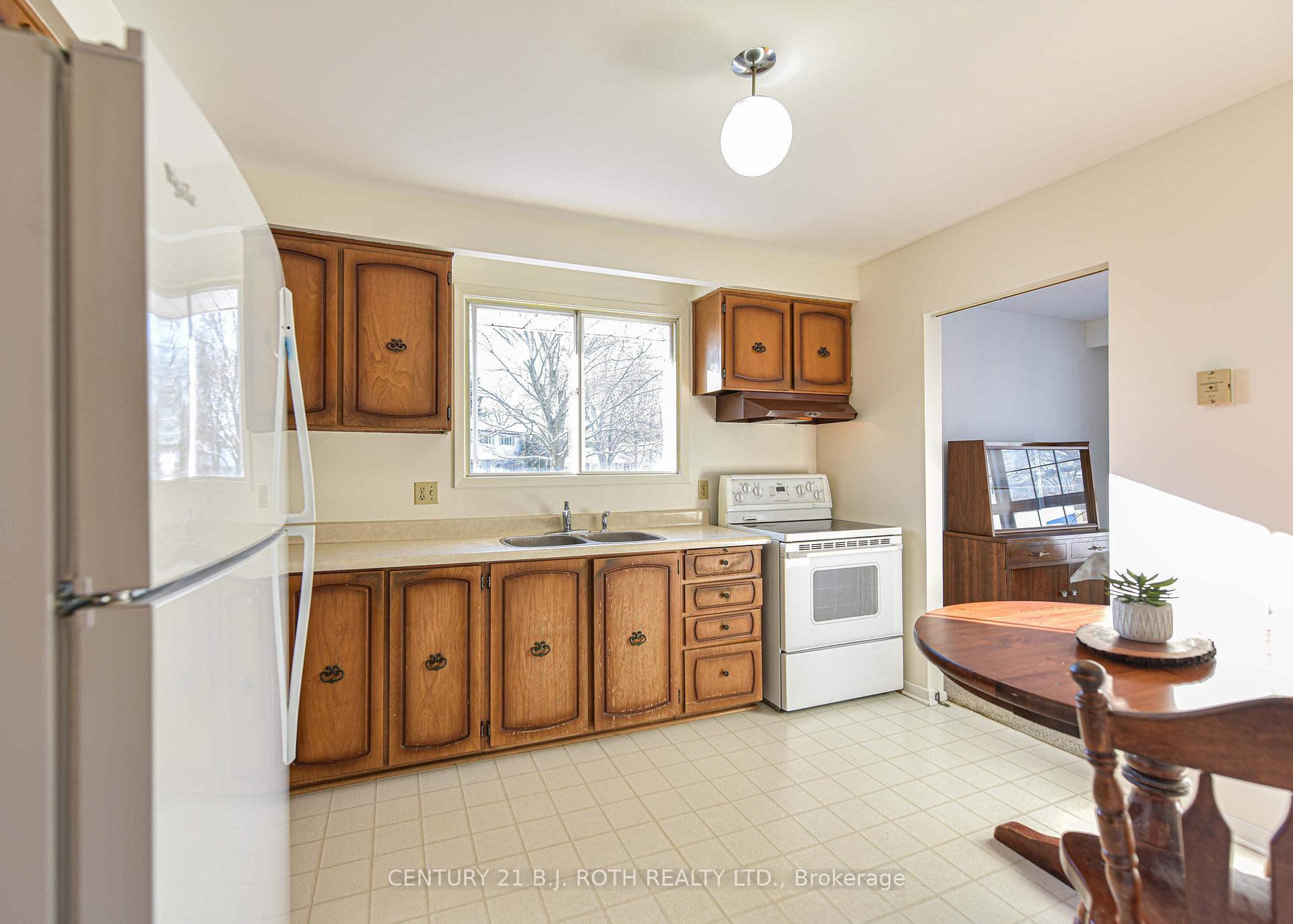 Photo 7 of 37 Davies Crescent, Barrie, Grove East — HOMEH