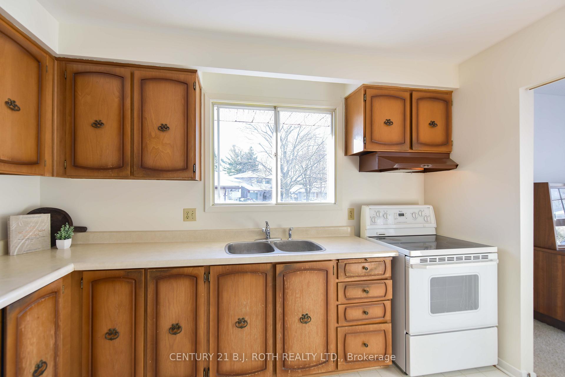 Photo 9 of 37 Davies Crescent, Barrie, Grove East — HOMEH