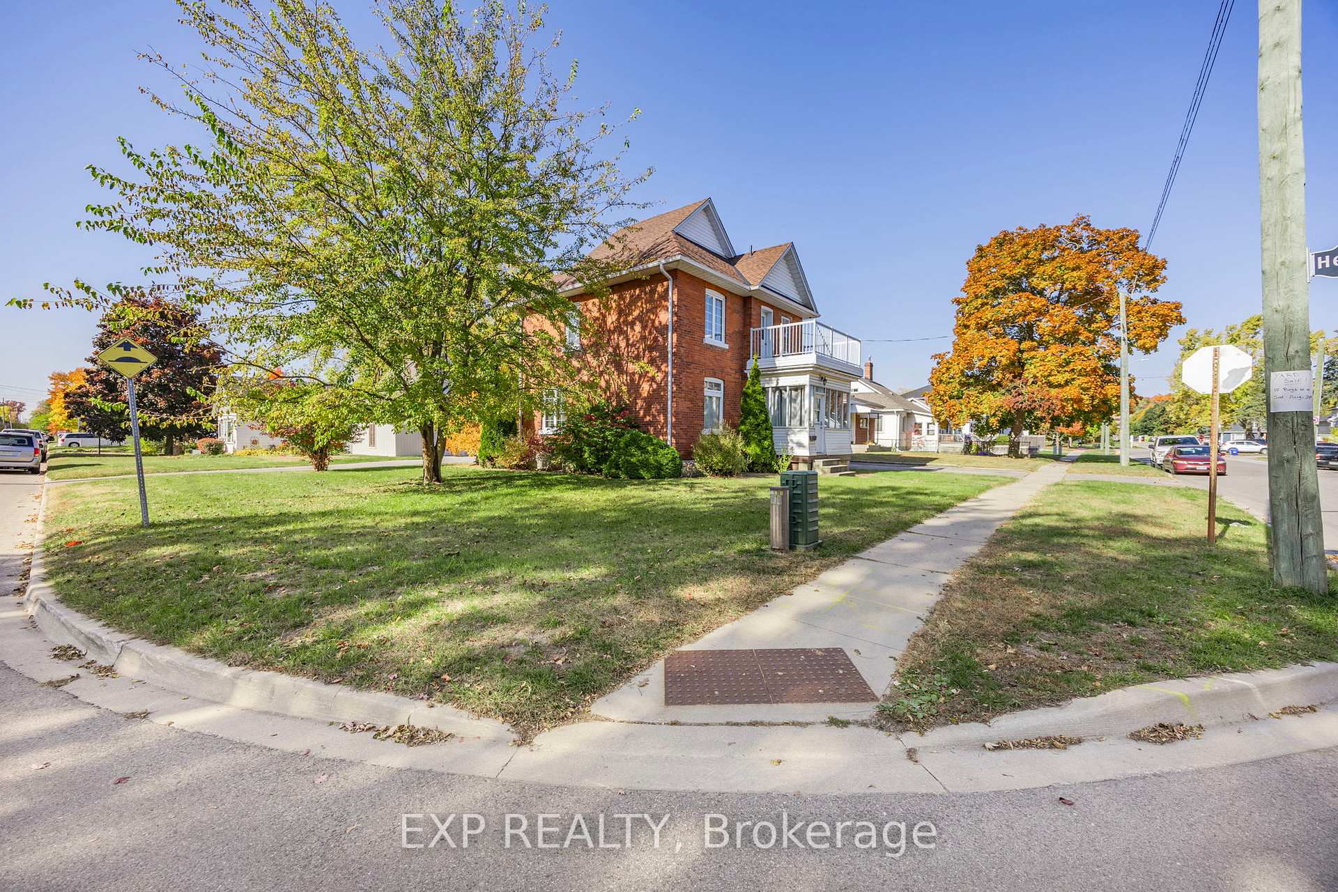 Photo 2 of 18 Frances Street, Barrie, Queen's Park — HOMEH