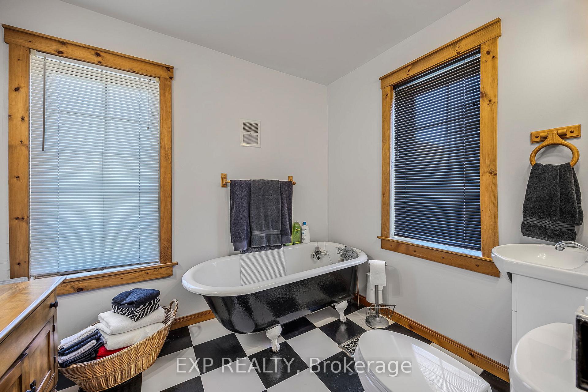 Photo 13 of 18 Frances Street, Barrie, Queen's Park — HOMEH